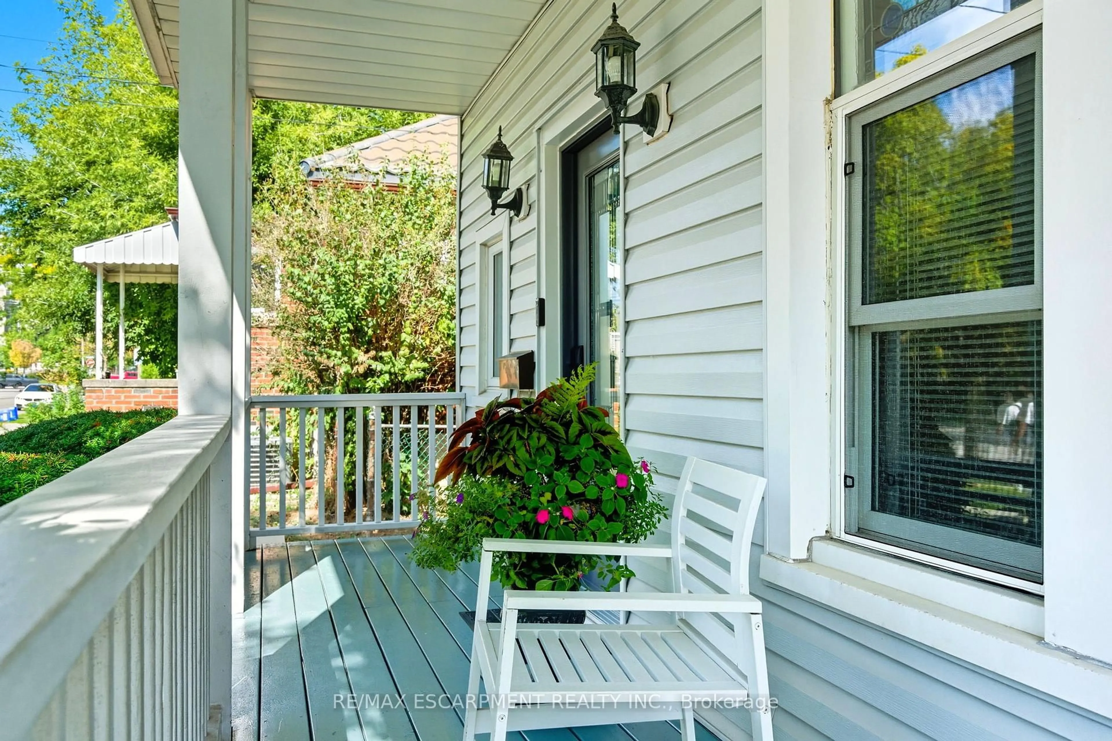 Patio, street for 33 Broadway Ave, Hamilton Ontario L8S 2V6