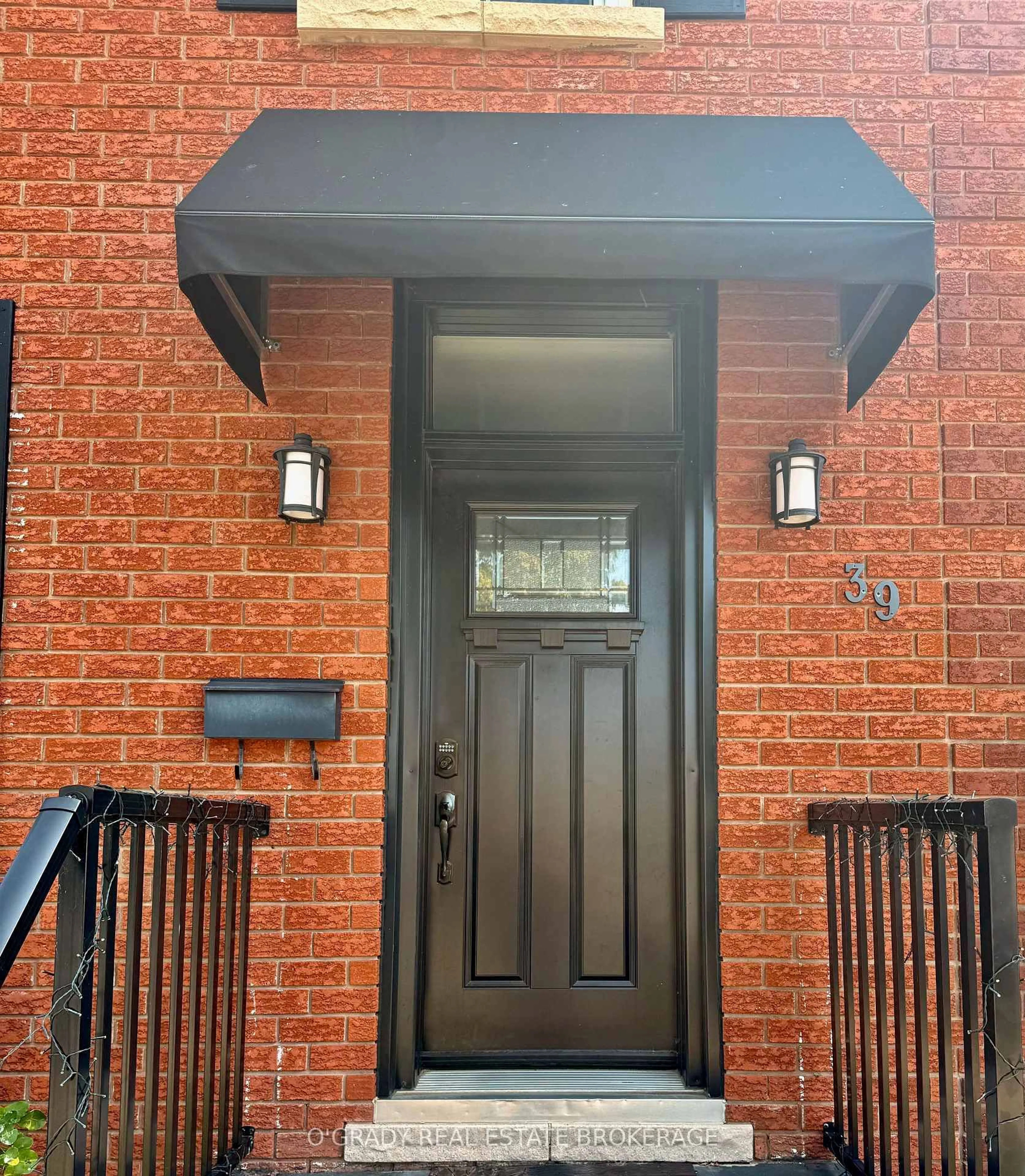 Indoor entryway for 39 James St, Brockville Ontario K6V 1K3
