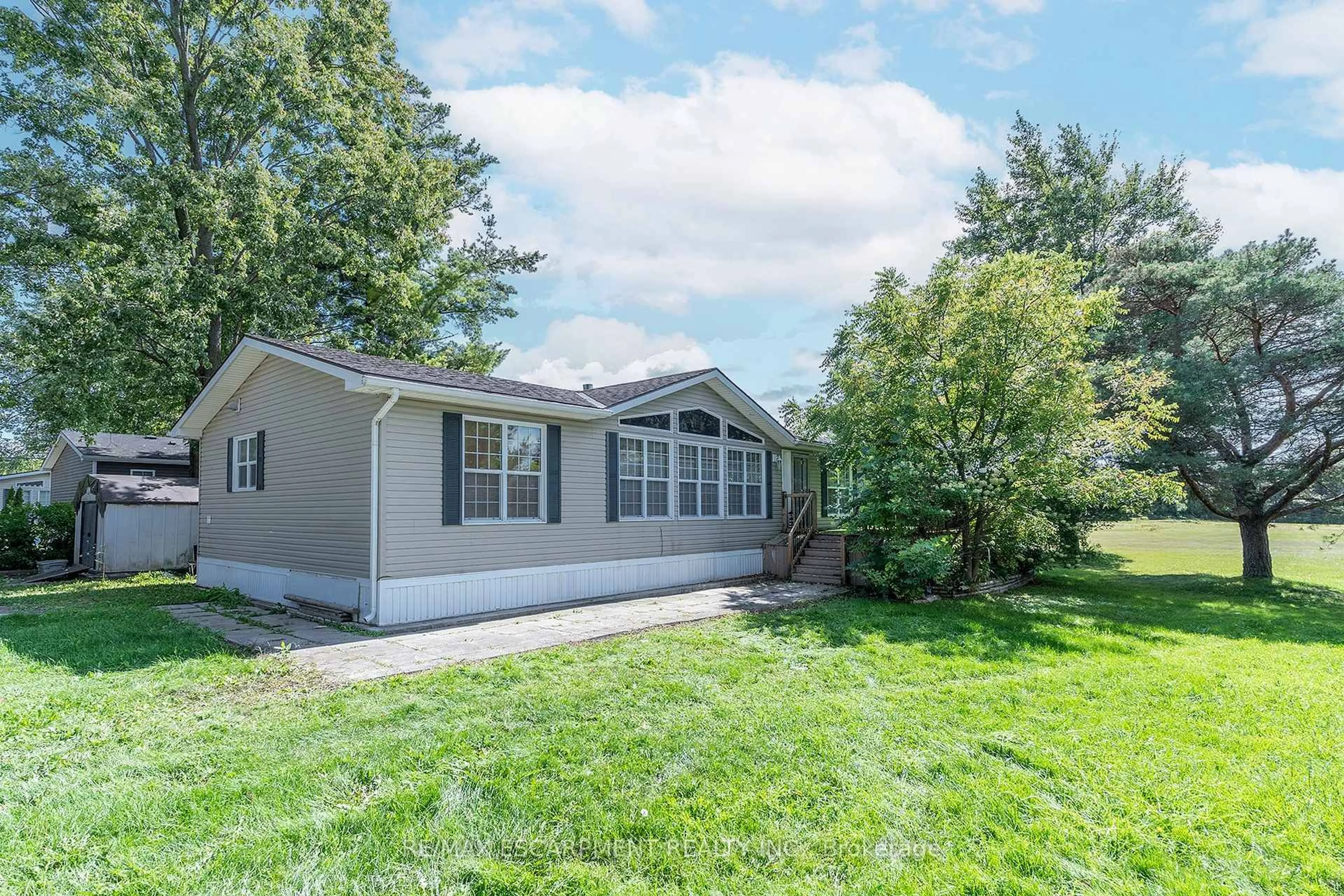 Home with vinyl exterior material, unknown for 1161 4th Con Rd, Hamilton Ontario L8B 0X3