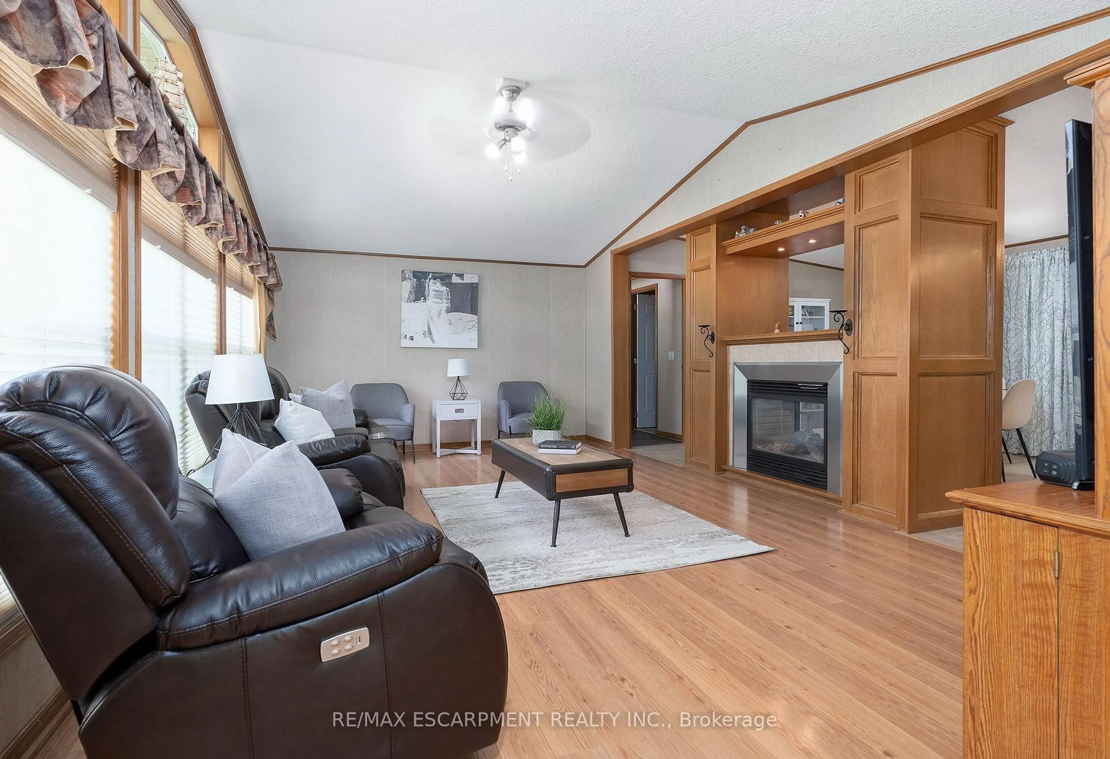 Living room with furniture, wood/laminate floor for 1161 4th Con Rd, Hamilton Ontario L8B 0X3