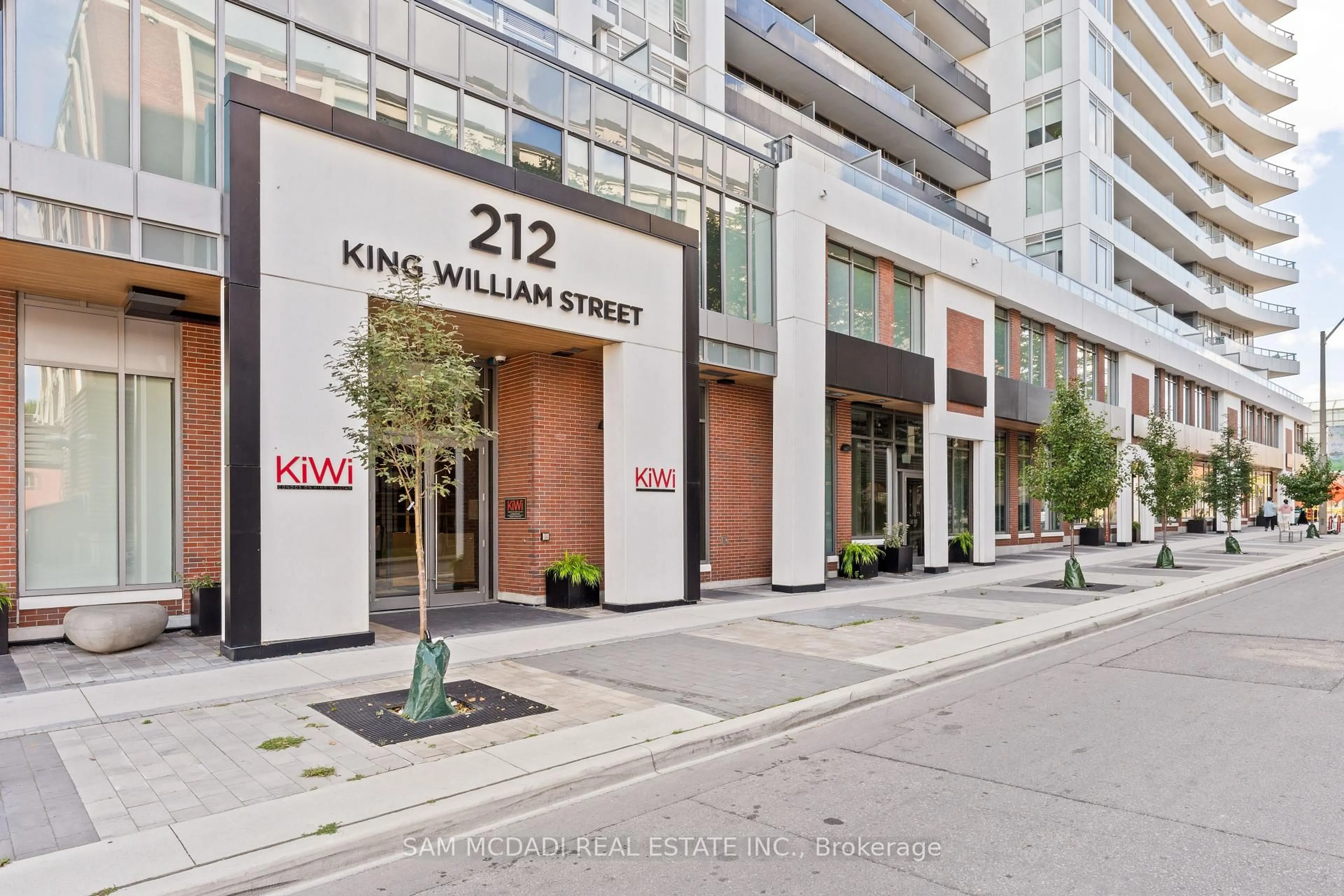 Indoor foyer for 212 King William St #1305, Hamilton Ontario L8R 0A7