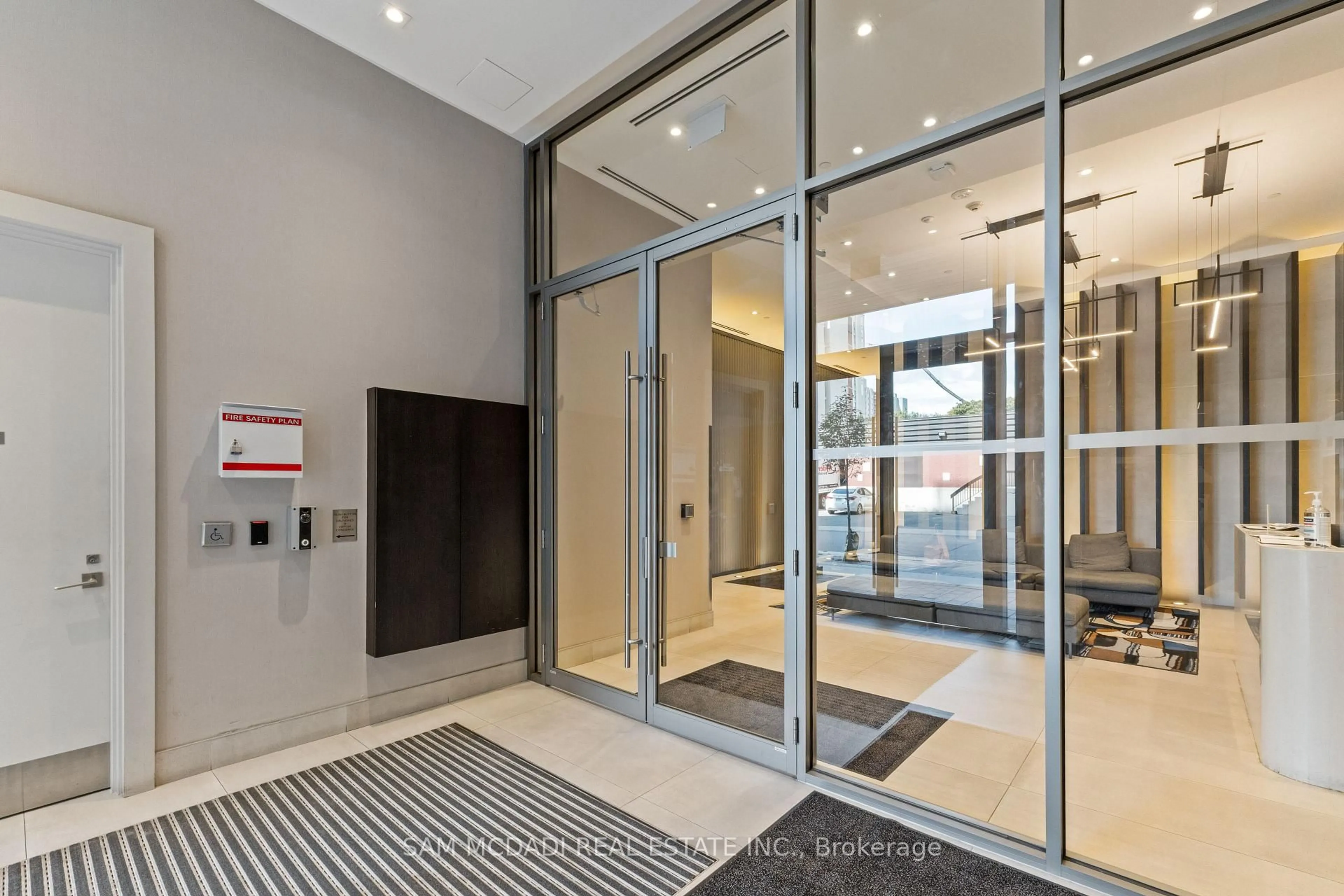 Indoor foyer for 212 King William St #1305, Hamilton Ontario L8R 0A7