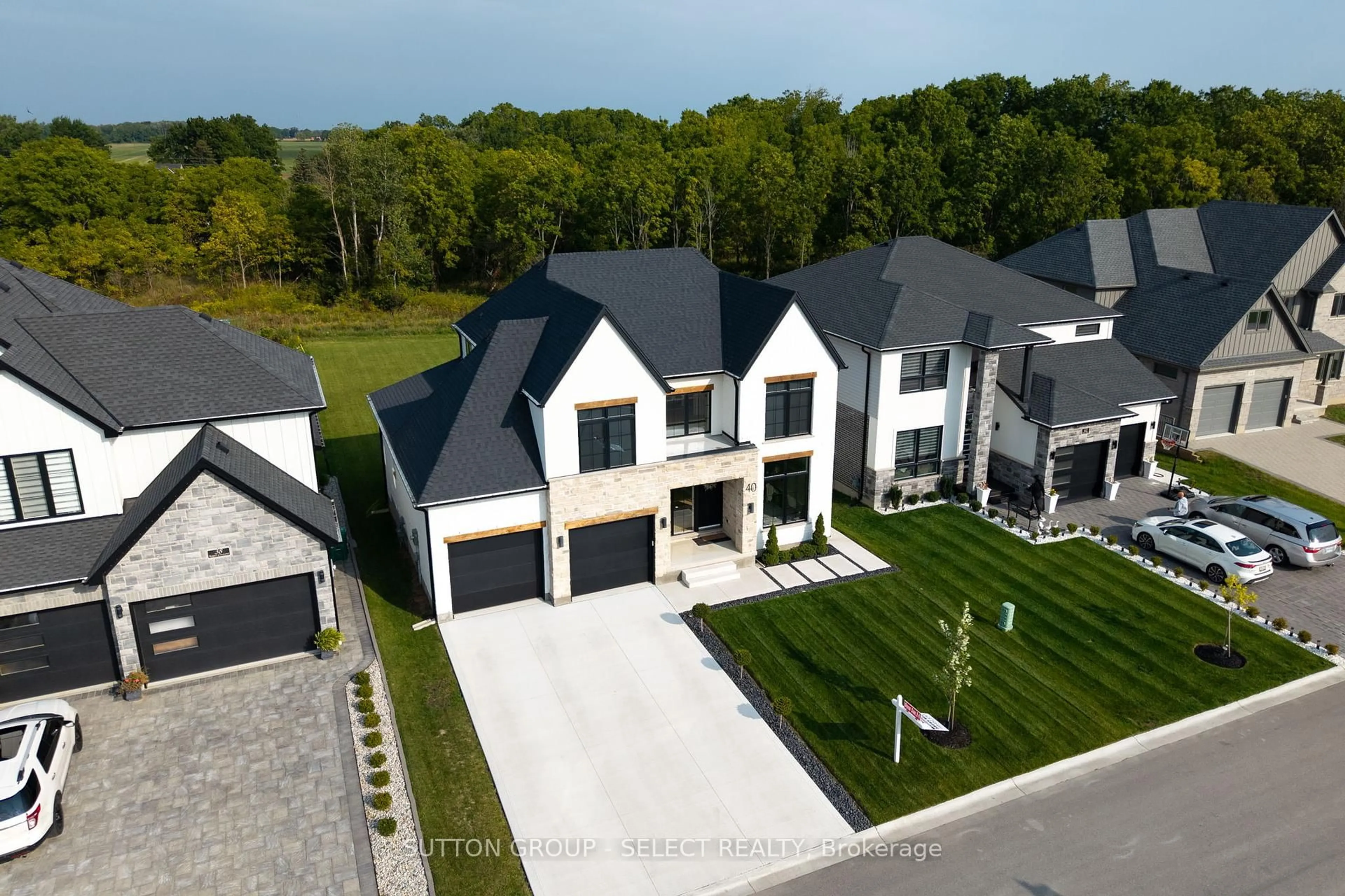 A pic from outside/outdoor area/front of a property/back of a property/a pic from drone, street for 40 Royal Cres, Southwold Ontario N5P 0G5