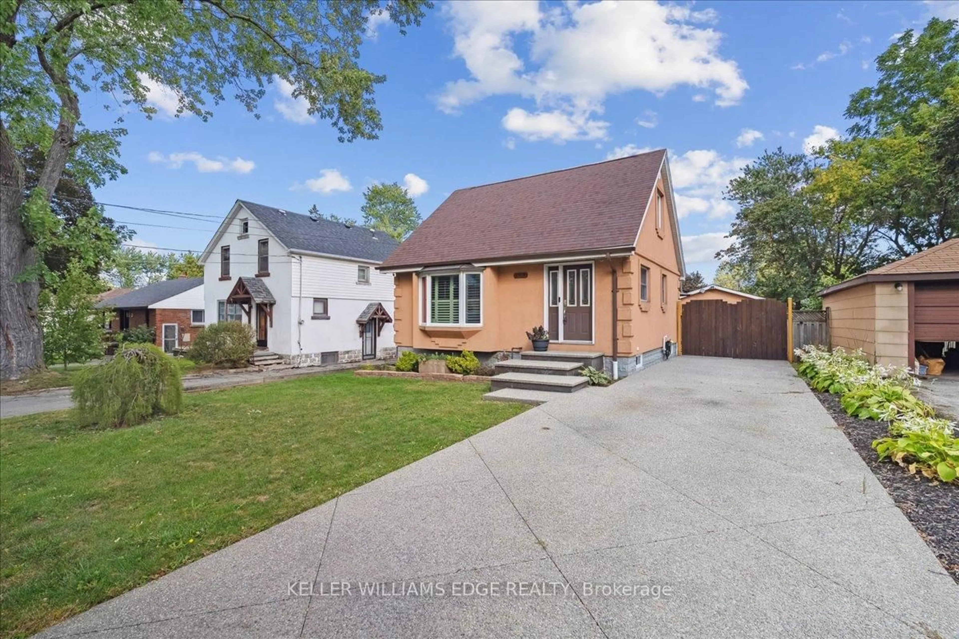 A pic from outside/outdoor area/front of a property/back of a property/a pic from drone, street for 269 East 25th St, Hamilton Ontario L8V 3A6