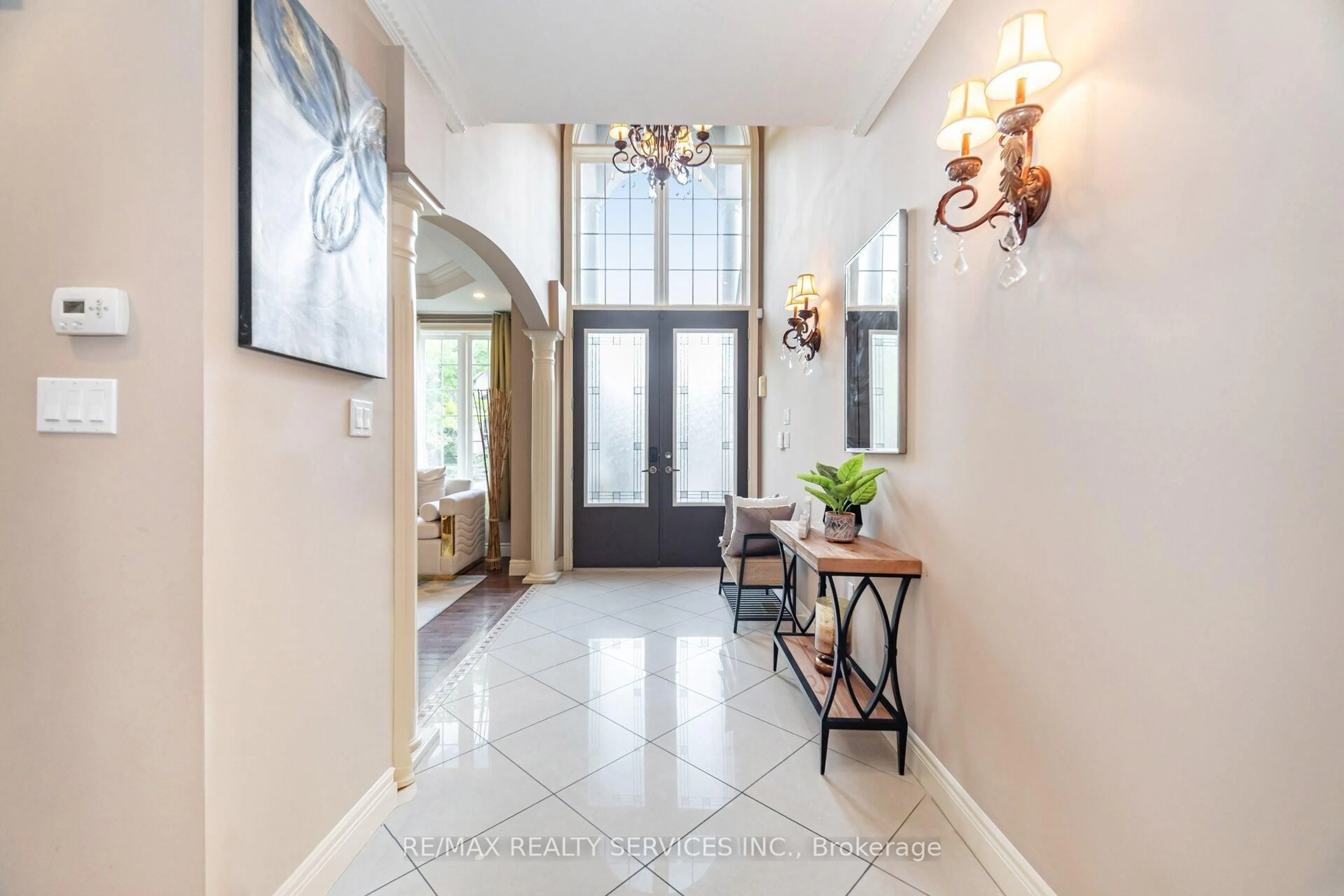 Indoor foyer for 9 Lorupe Crt, Hamilton Ontario L9G 0B4