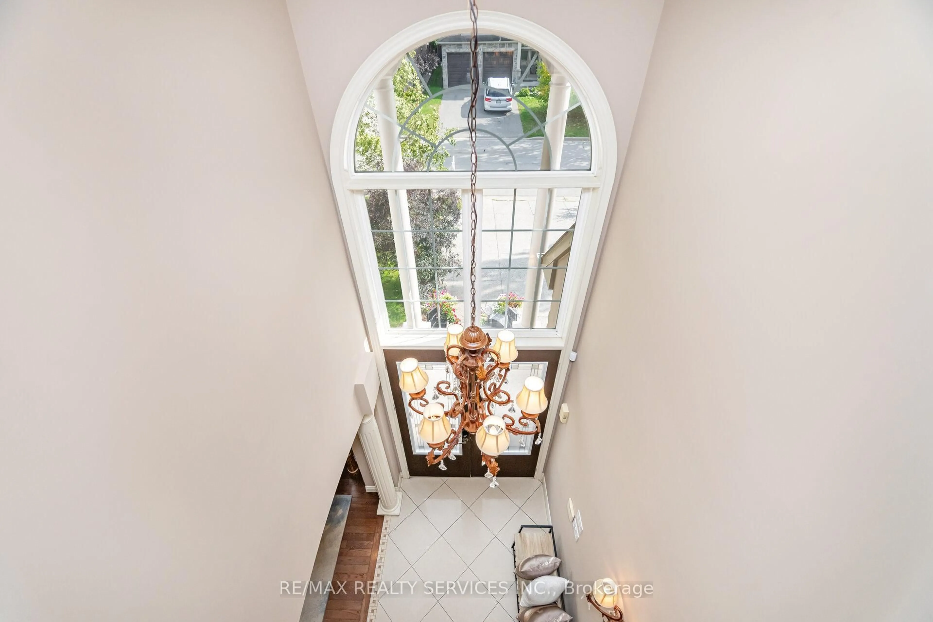 Indoor foyer for 9 Lorupe Crt, Hamilton Ontario L9G 0B4