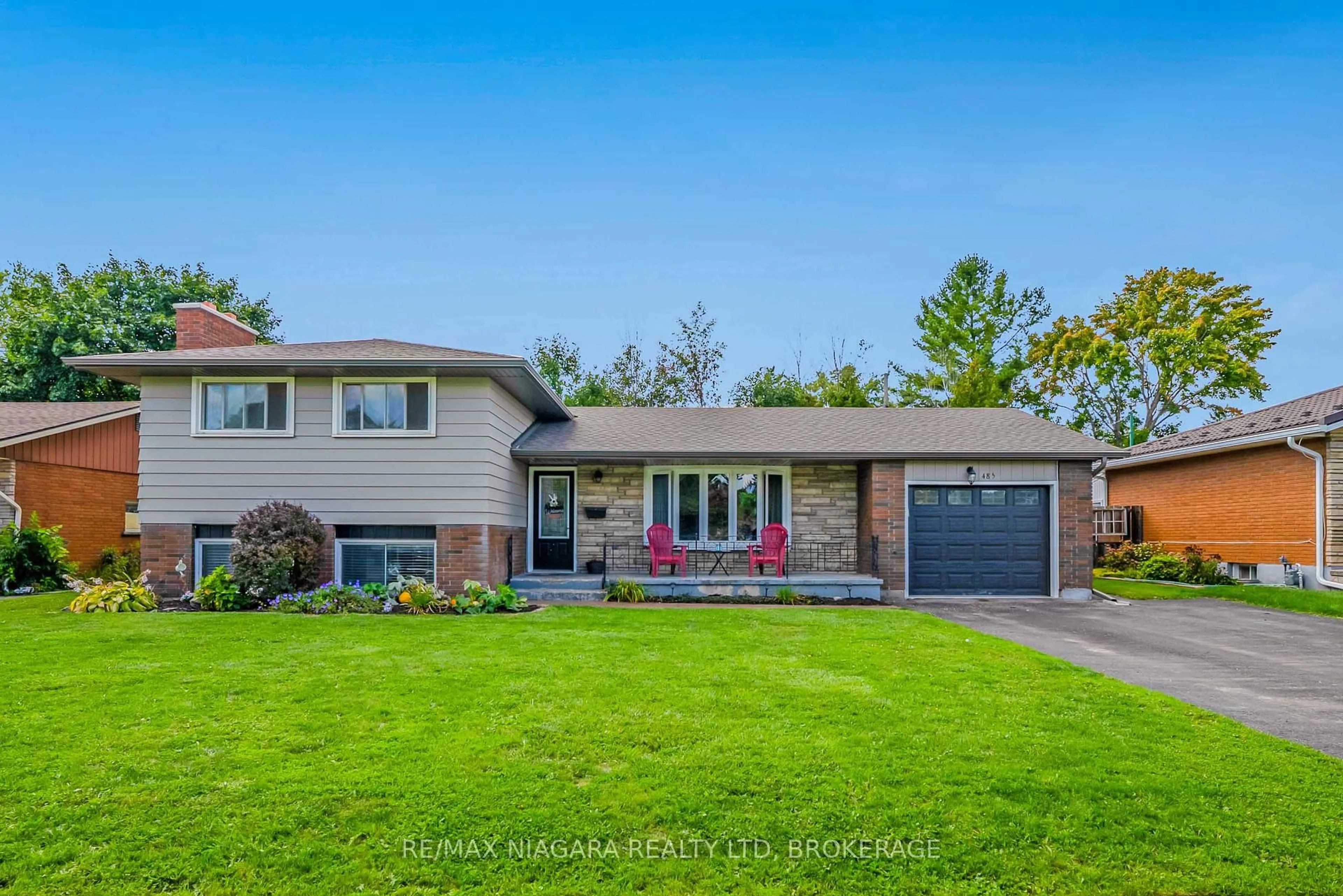 Home with vinyl exterior material, street for 485 LEONARD Ave, Welland Ontario L3C 3A6