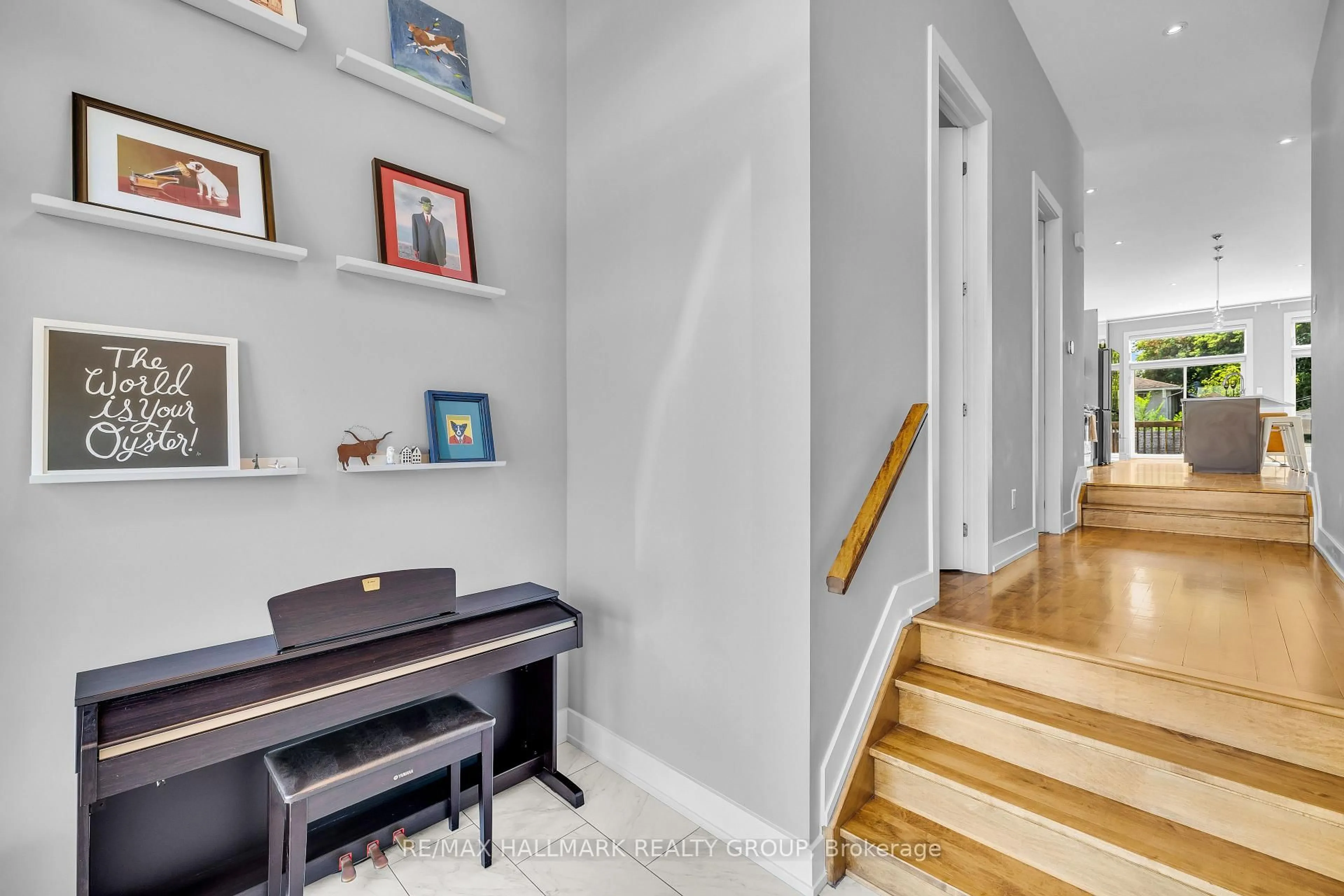 Indoor entryway for 42B Young St, Ottawa Ontario K1S 3H7
