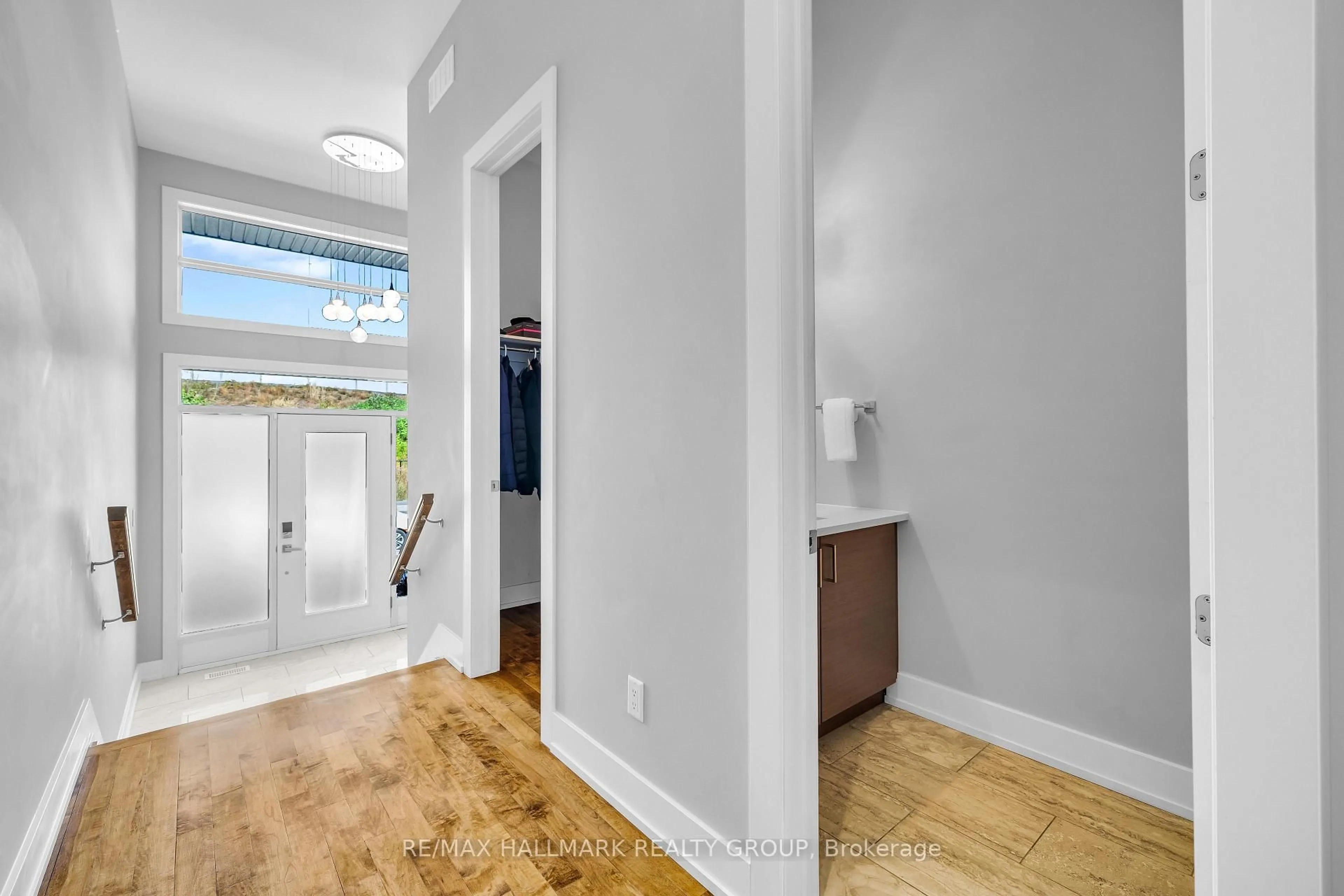 Indoor entryway for 42B Young St, Ottawa Ontario K1S 3H7