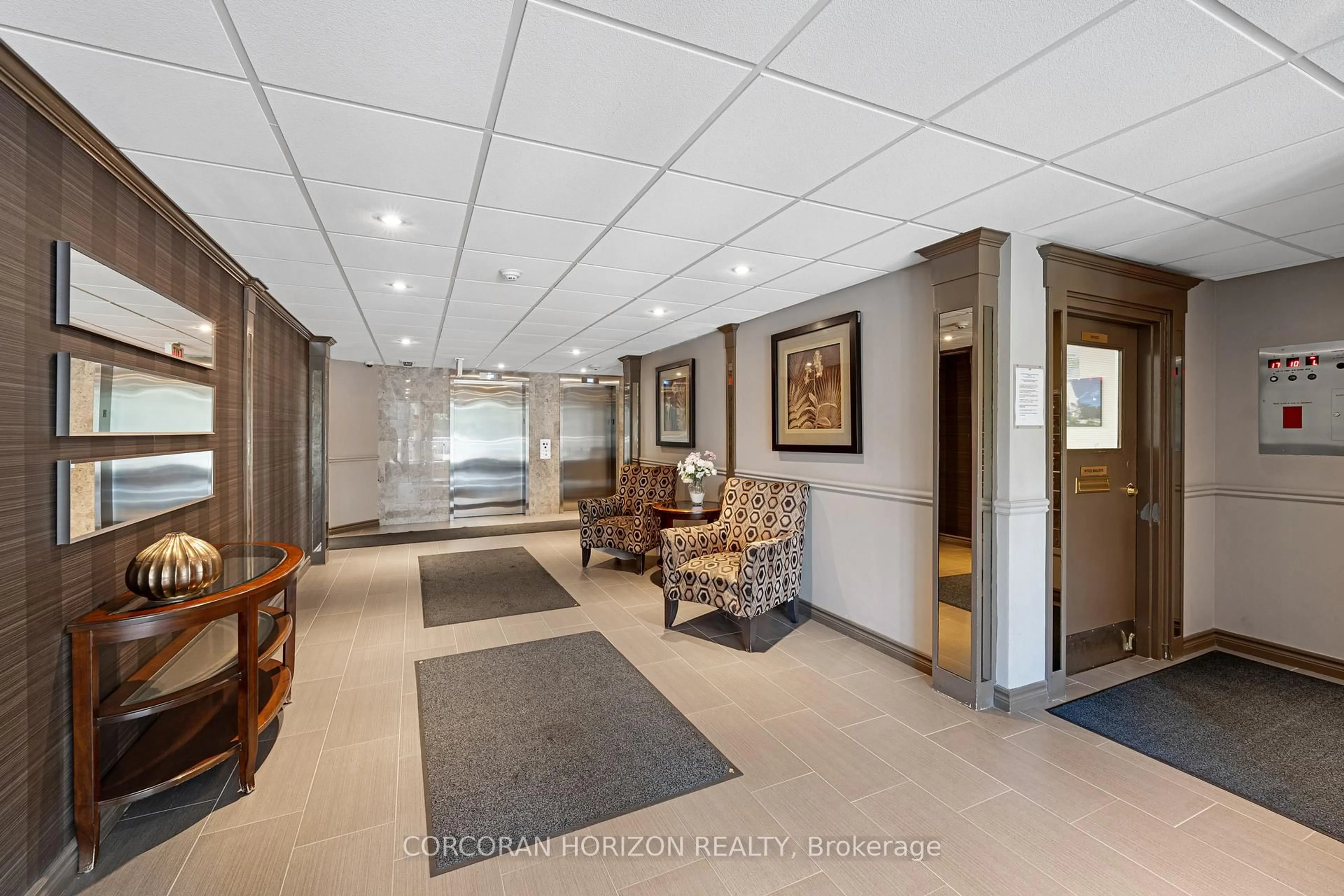 Indoor foyer for 35 Green Valley Dr #1614, Kitchener Ontario N2P 2A5