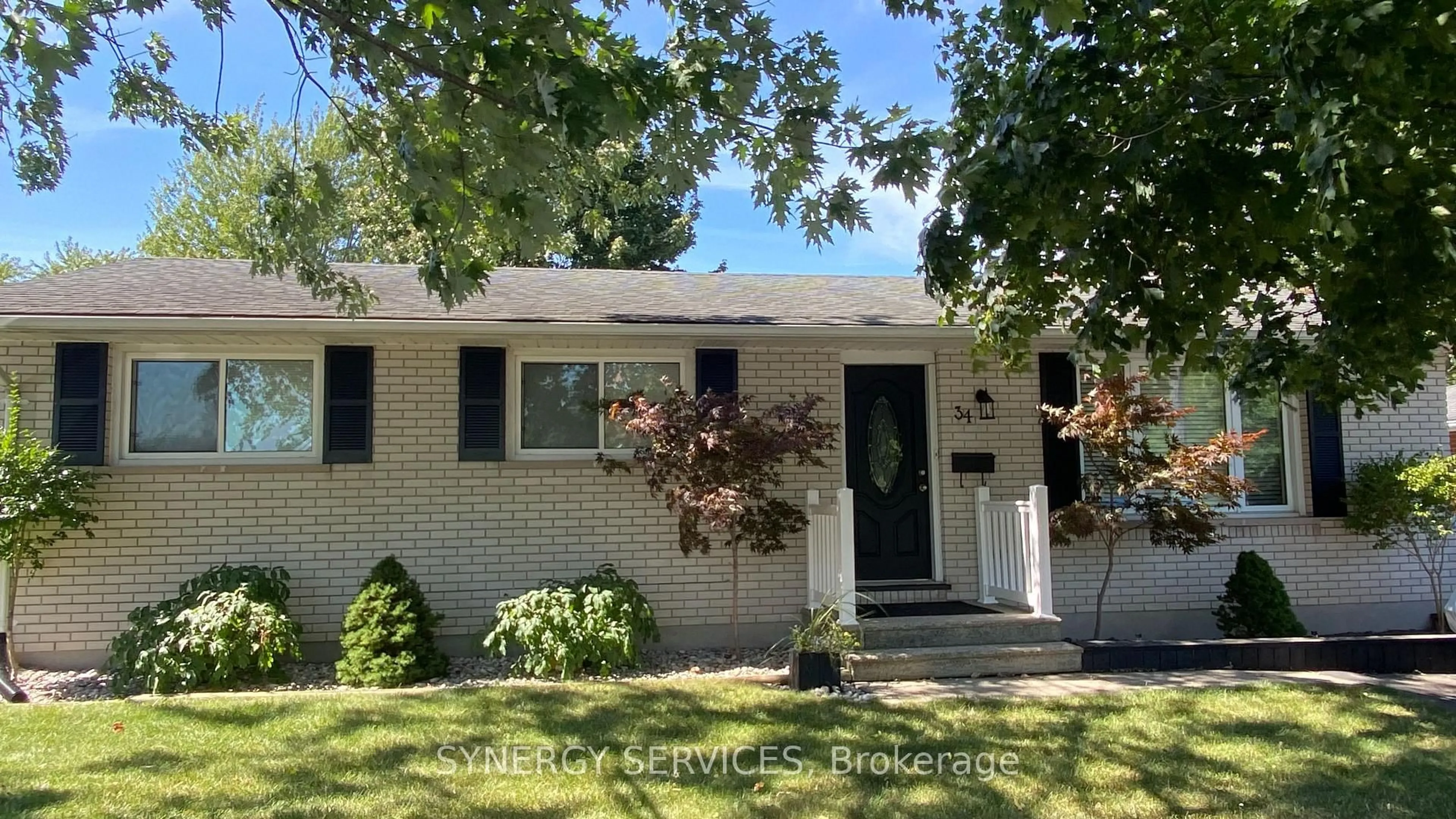 Home with vinyl exterior material, street for 34 Confederation Dr, St. Thomas Ontario N5P 3Y6