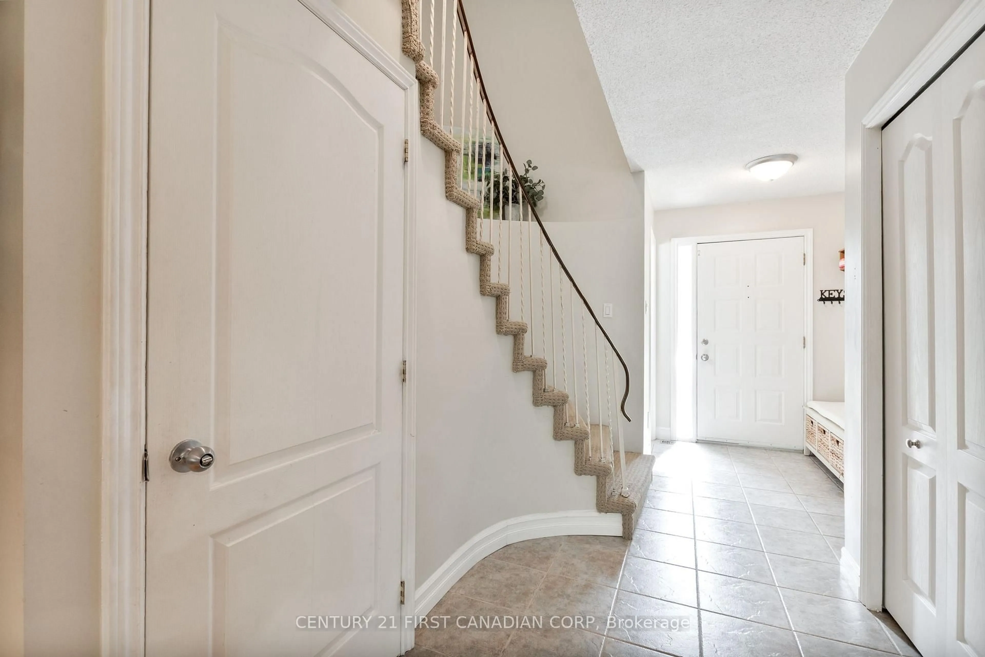 Indoor entryway for 1816 Attawandaron Rd, London North Ontario N6G 3N1