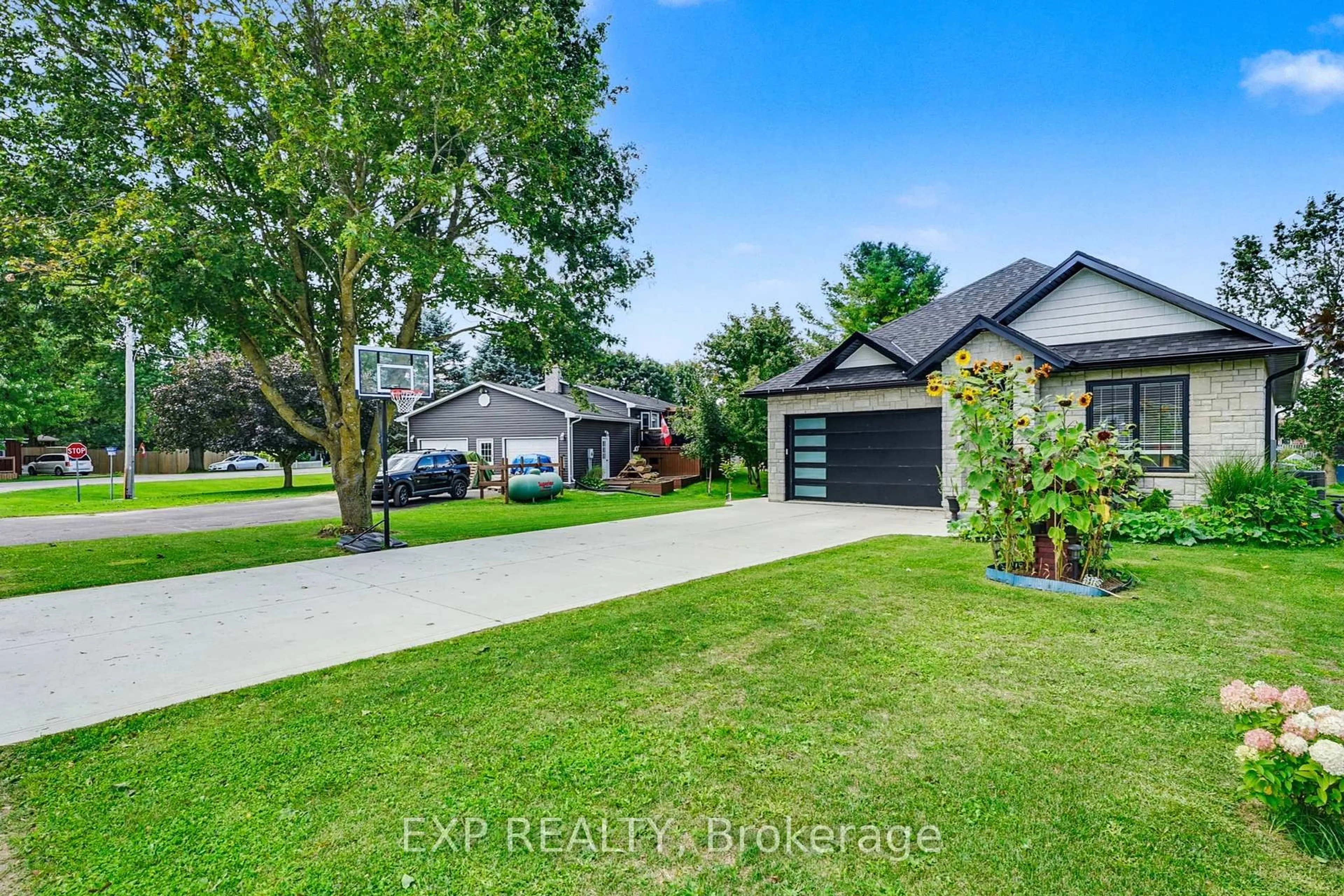 A pic from outside/outdoor area/front of a property/back of a property/a pic from drone, street for 1105 Marietta St, Howick Ontario N0G 2X0