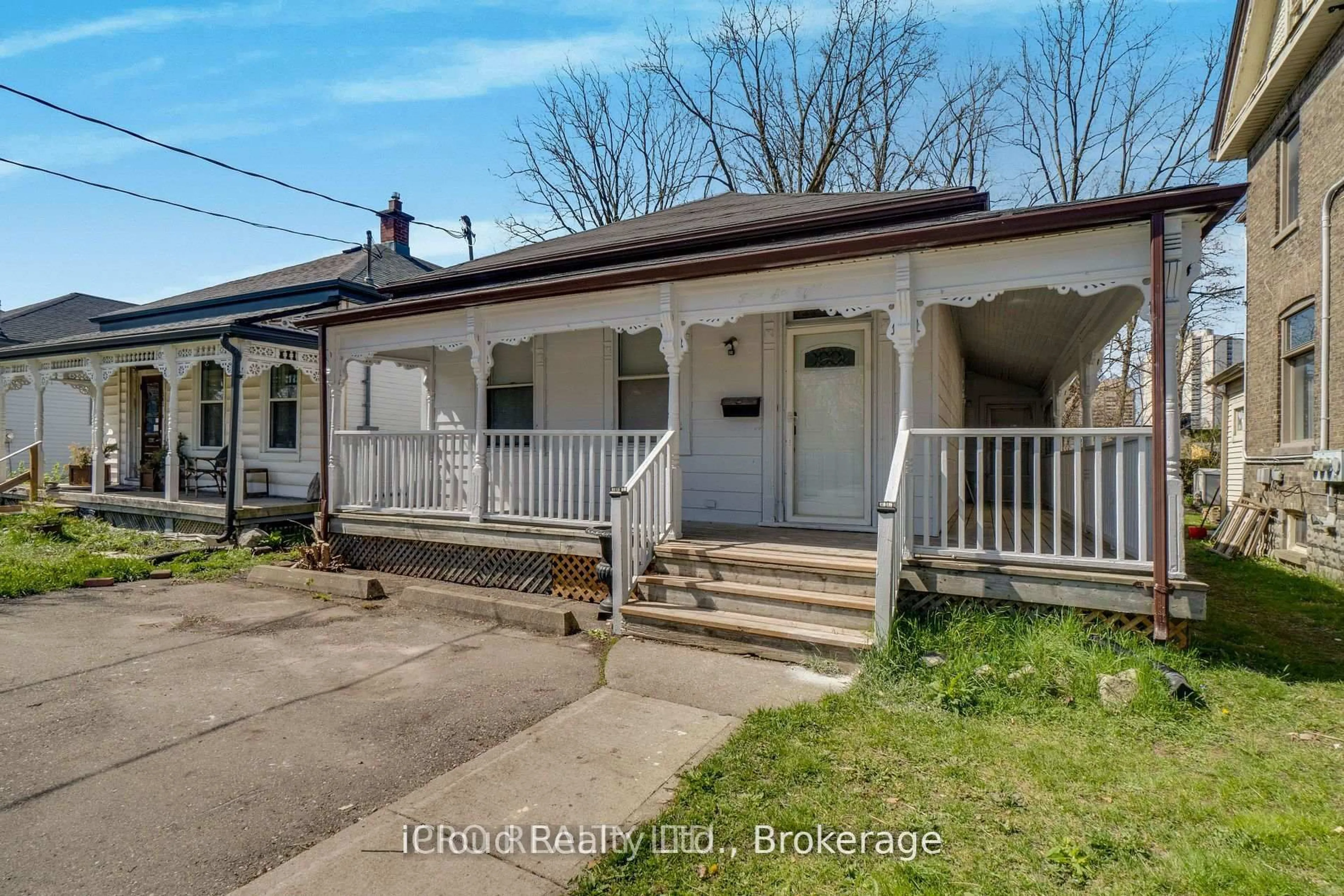 A pic from outside/outdoor area/front of a property/back of a property/a pic from drone, street for 368 Simcoe St, London East Ontario N6B 1J7