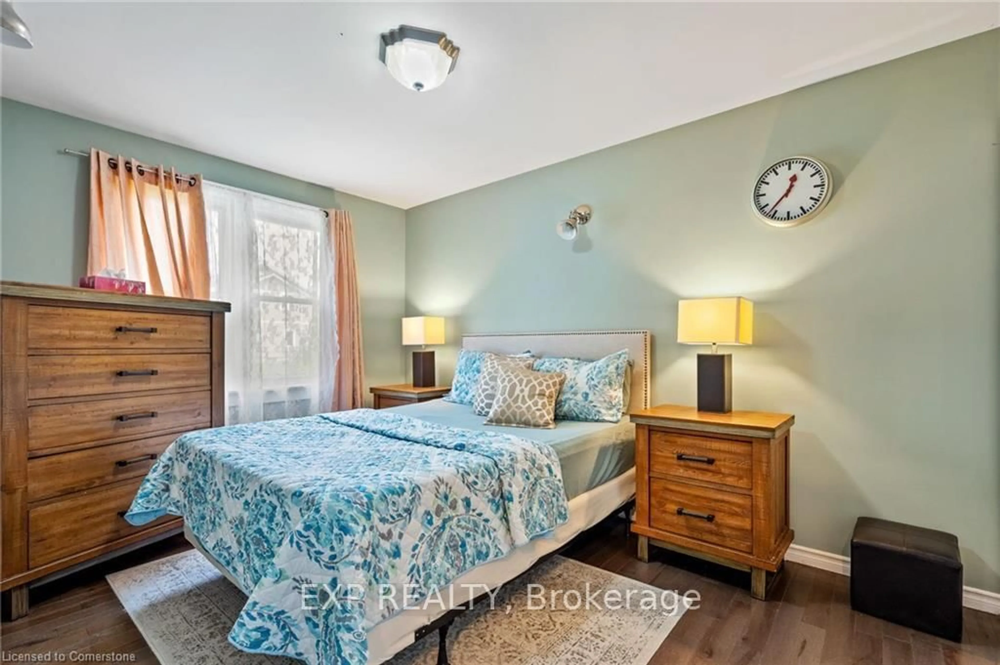 Bedroom with bed, unknown for 70 Jarrow Rd, St. Catharines Ontario L2M 1B6