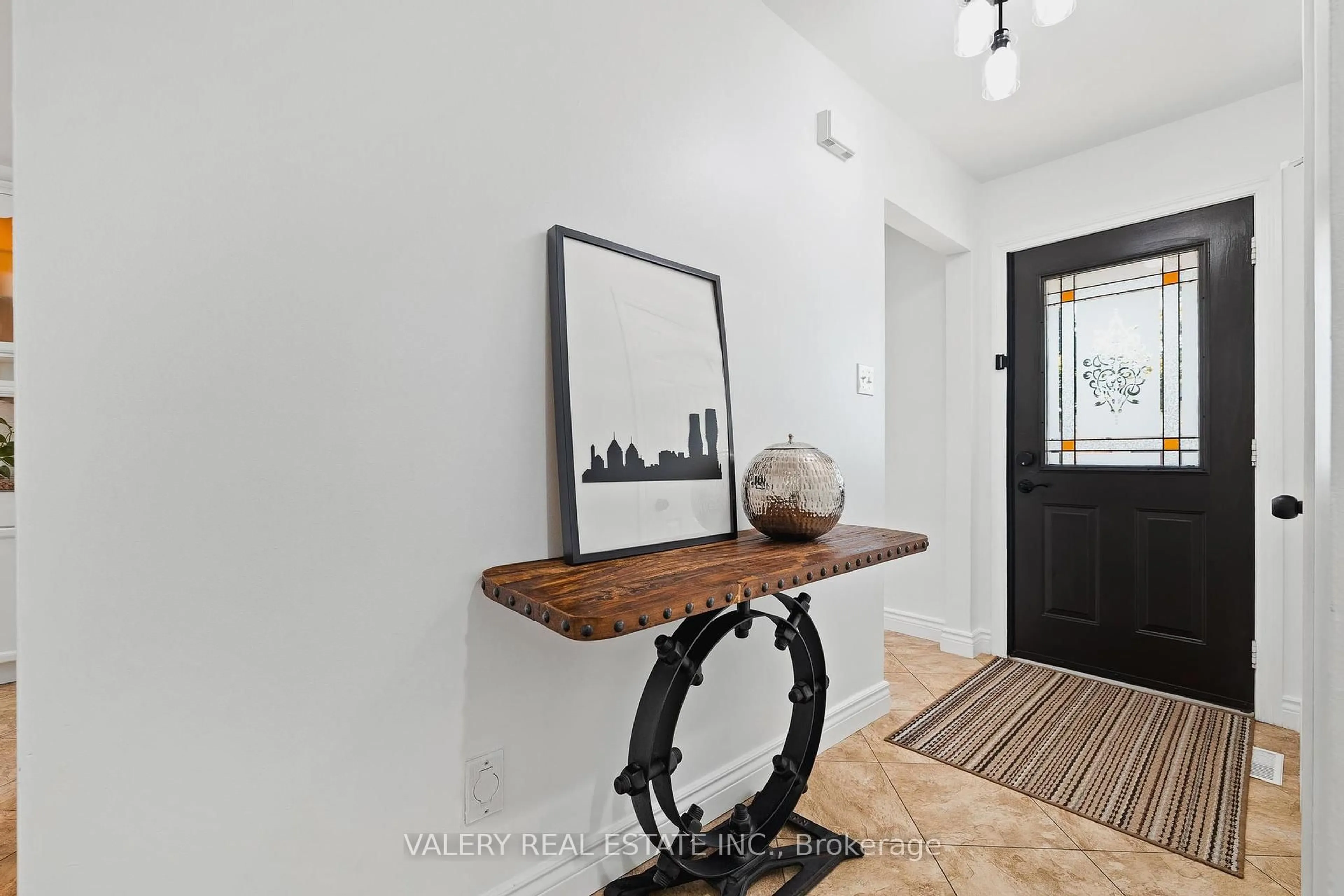 Indoor entryway for 82 Knowles Dr, Woodstock Ontario N4S 8T8