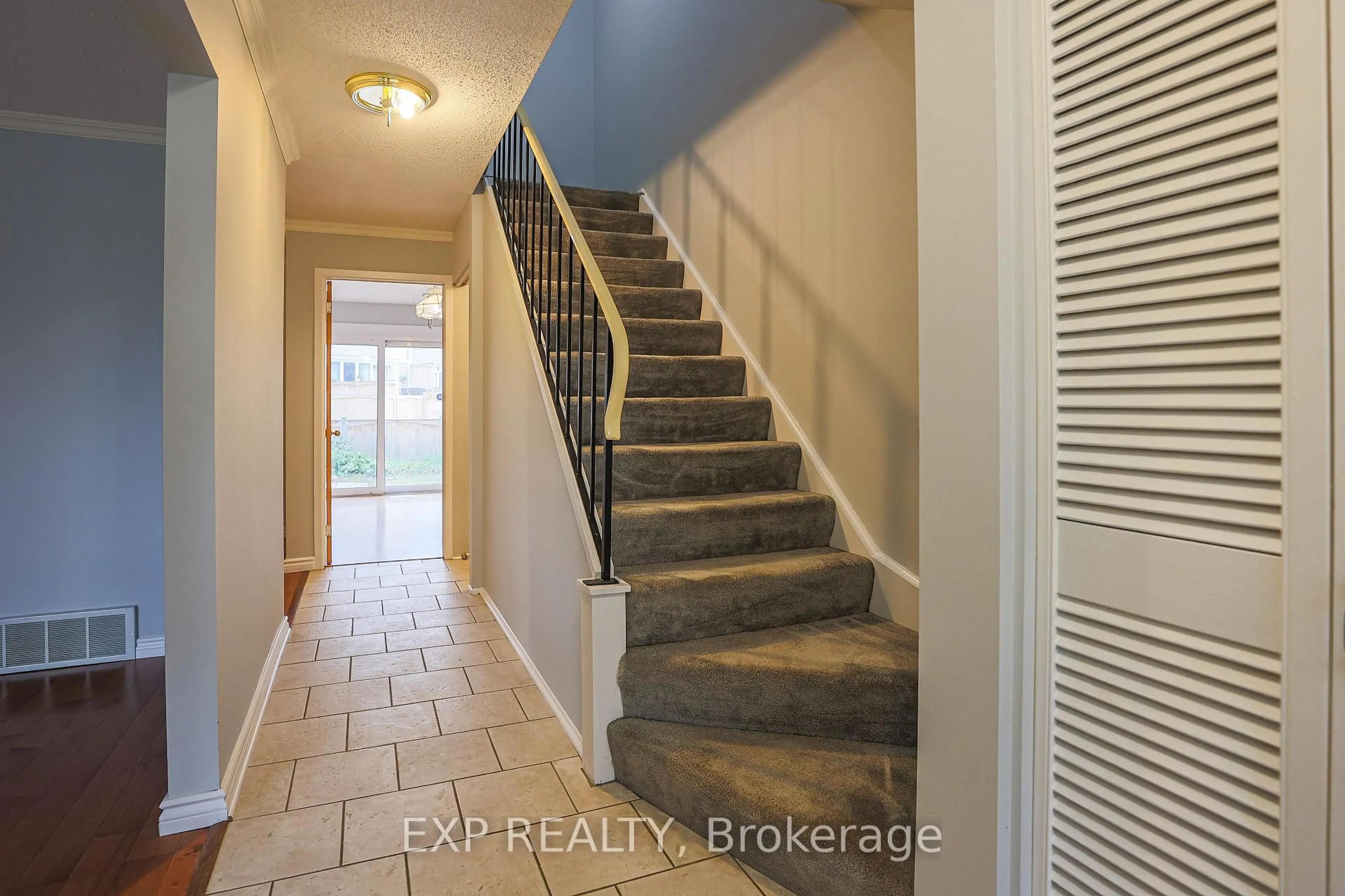 Indoor entryway for 78 PEARY Way, Ottawa Ontario K2L 1Z8