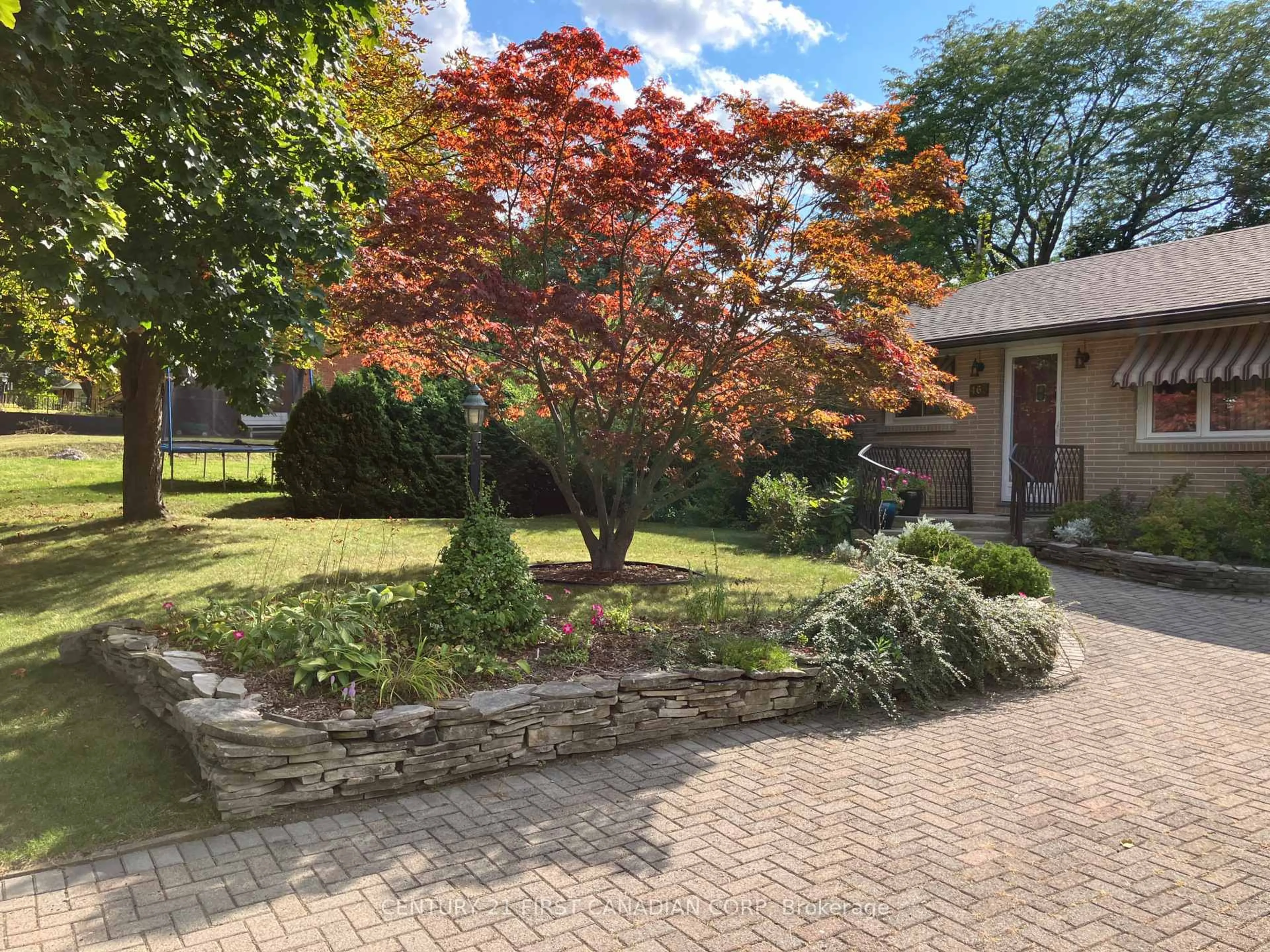 A pic from outside/outdoor area/front of a property/back of a property/a pic from drone, street for 465 Ridgewood Cres, London South Ontario N6J 3H6