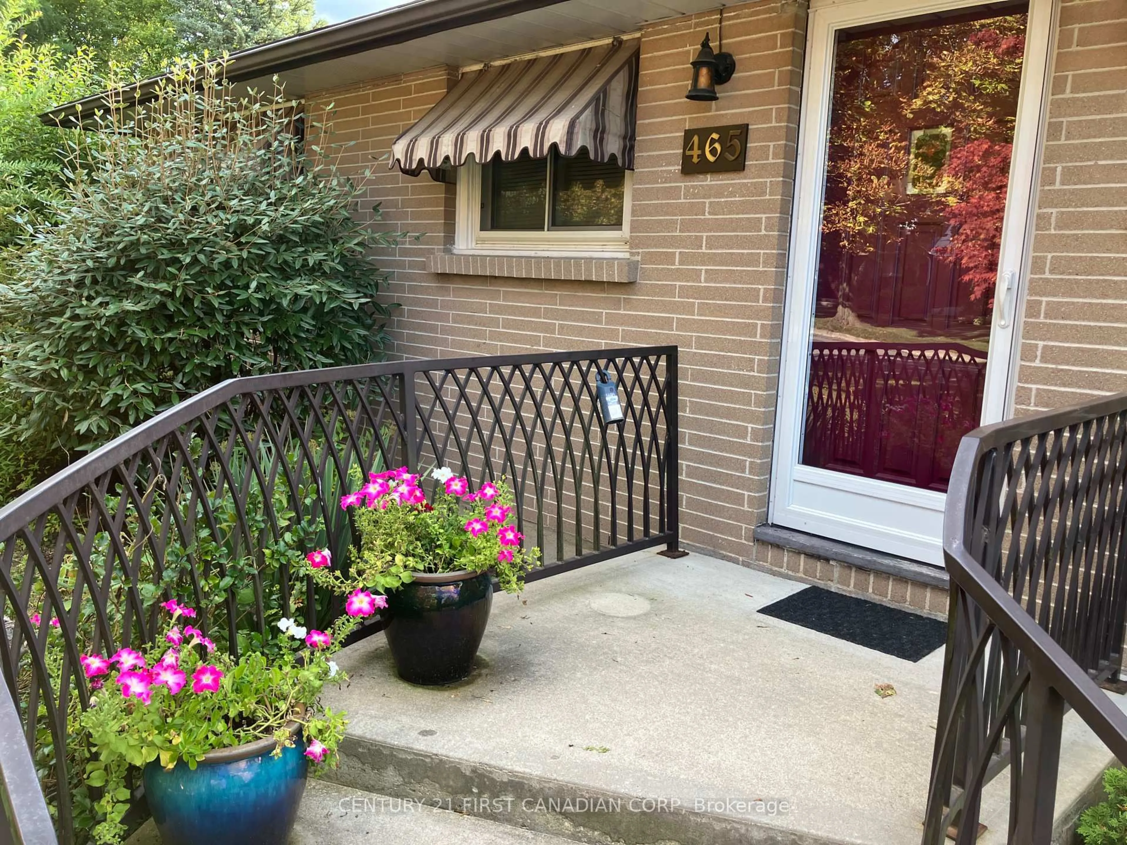 Patio, street for 465 Ridgewood Cres, London South Ontario N6J 3H6