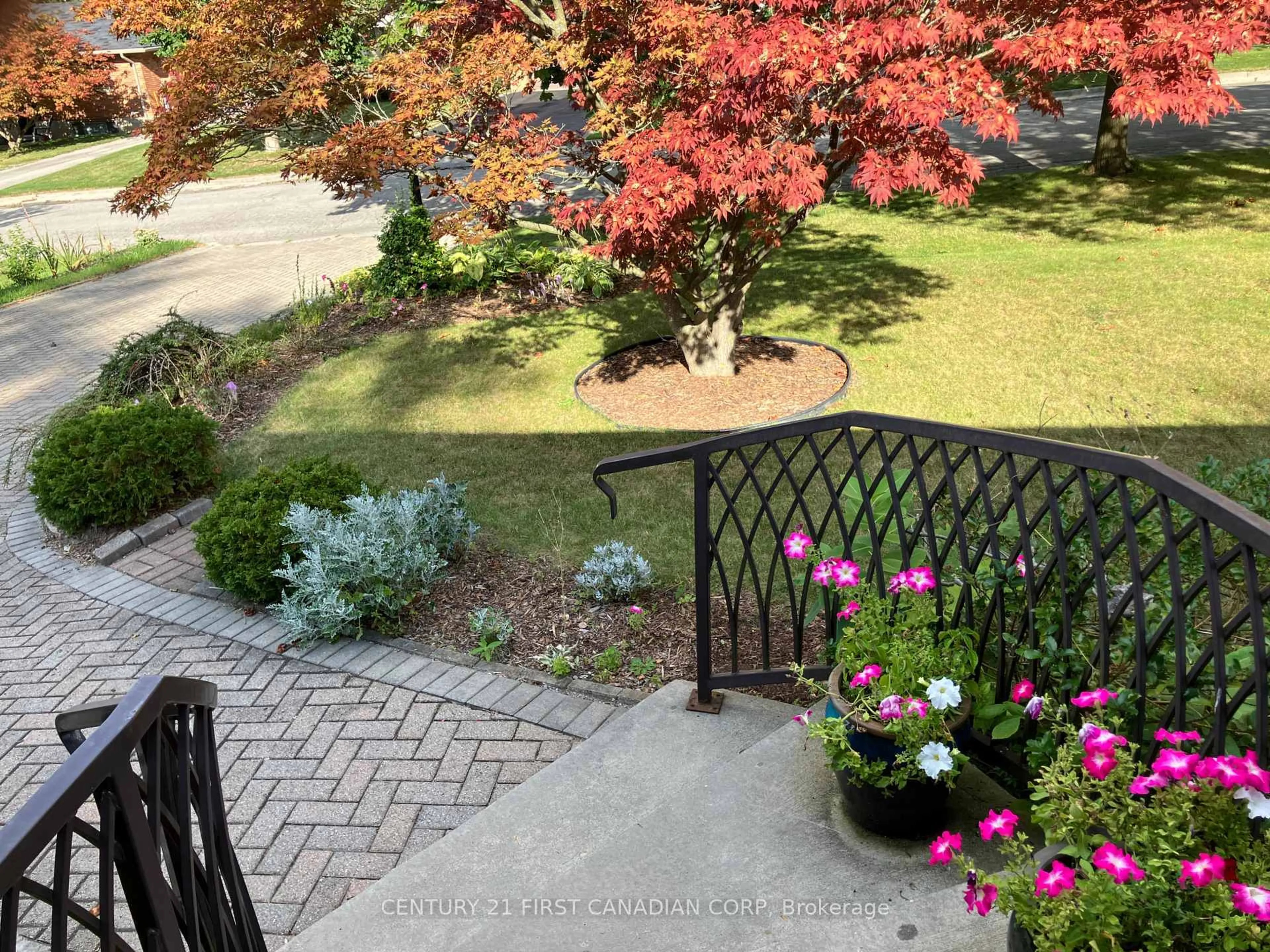 A pic from outside/outdoor area/front of a property/back of a property/a pic from drone, unknown for 465 Ridgewood Cres, London South Ontario N6J 3H6