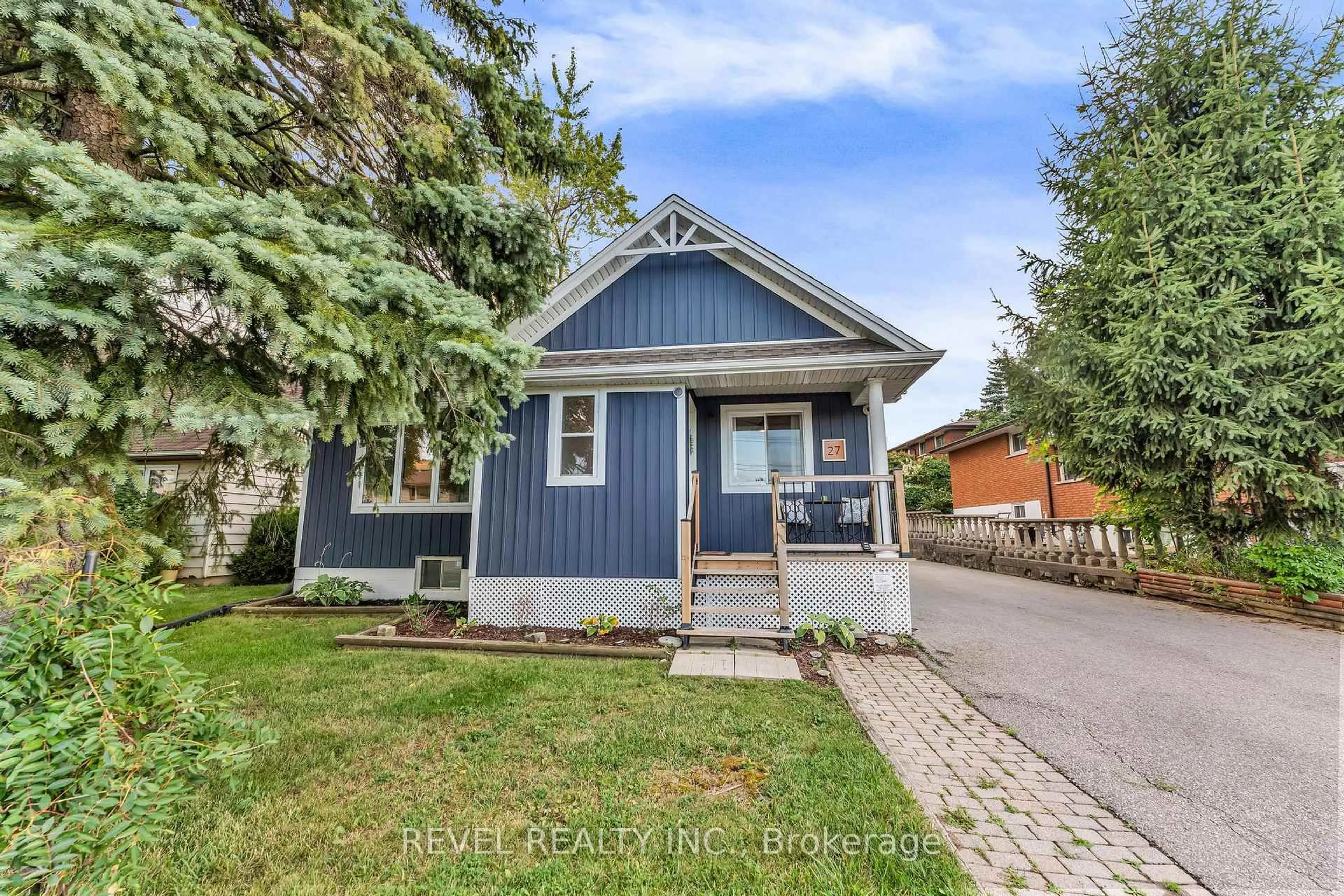 Home with vinyl exterior material, street for 27 Aldridge St, Hamilton Ontario L9C 2S9