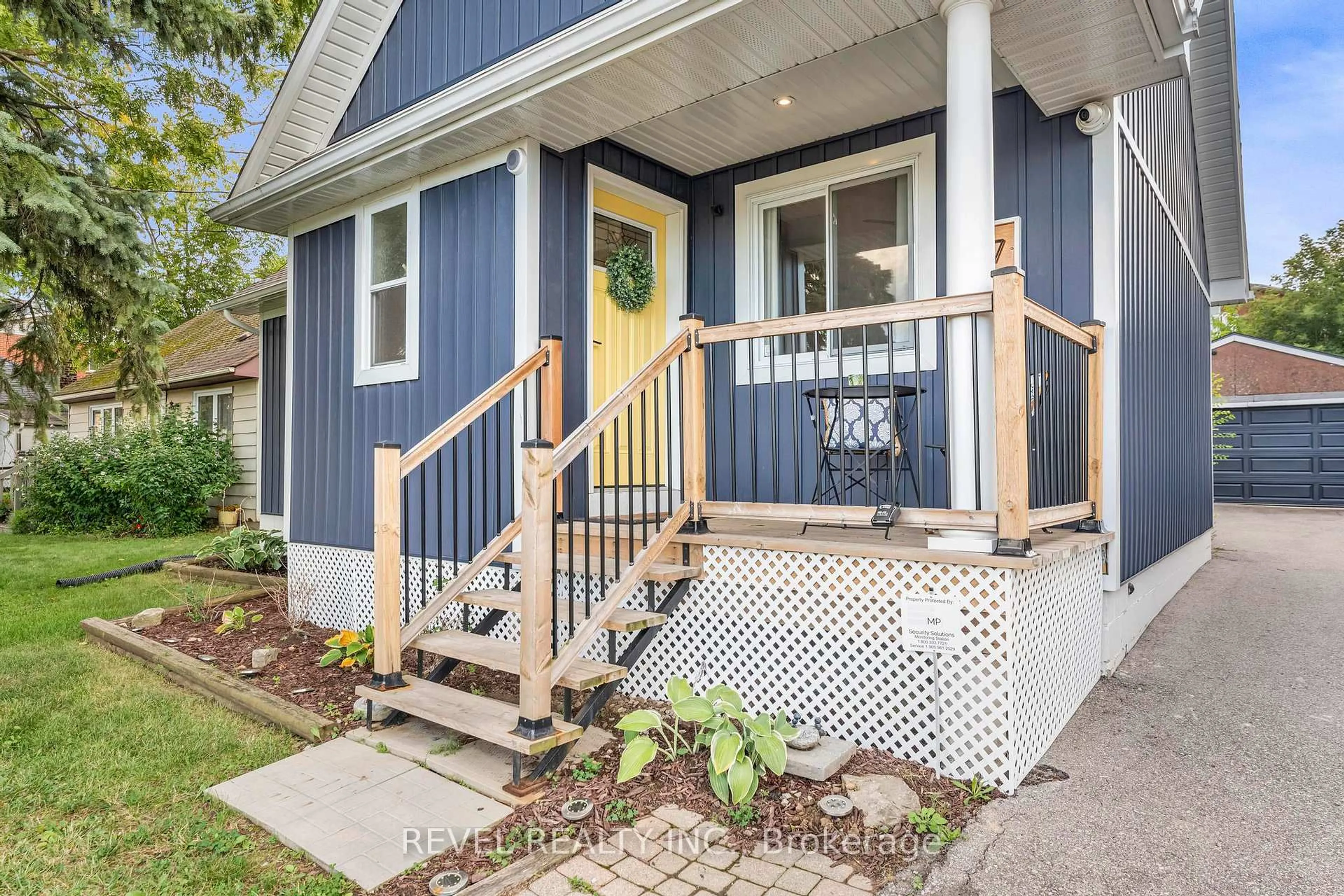Home with vinyl exterior material, street for 27 Aldridge St, Hamilton Ontario L9C 2S9