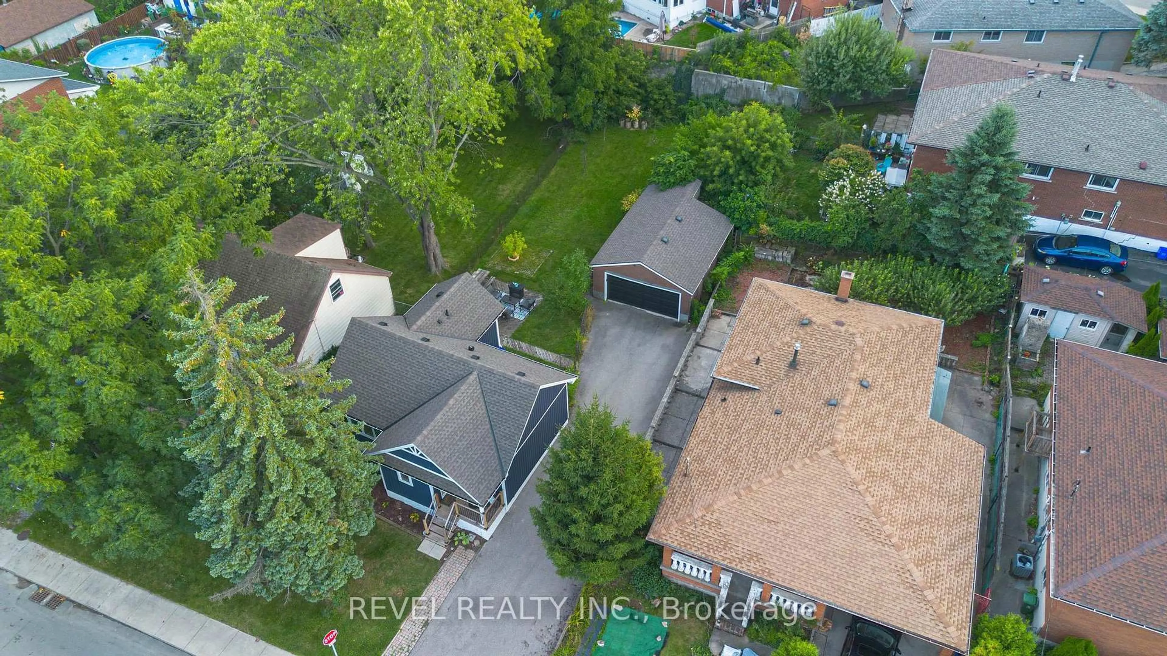 A pic from outside/outdoor area/front of a property/back of a property/a pic from drone, street for 27 Aldridge St, Hamilton Ontario L9C 2S9