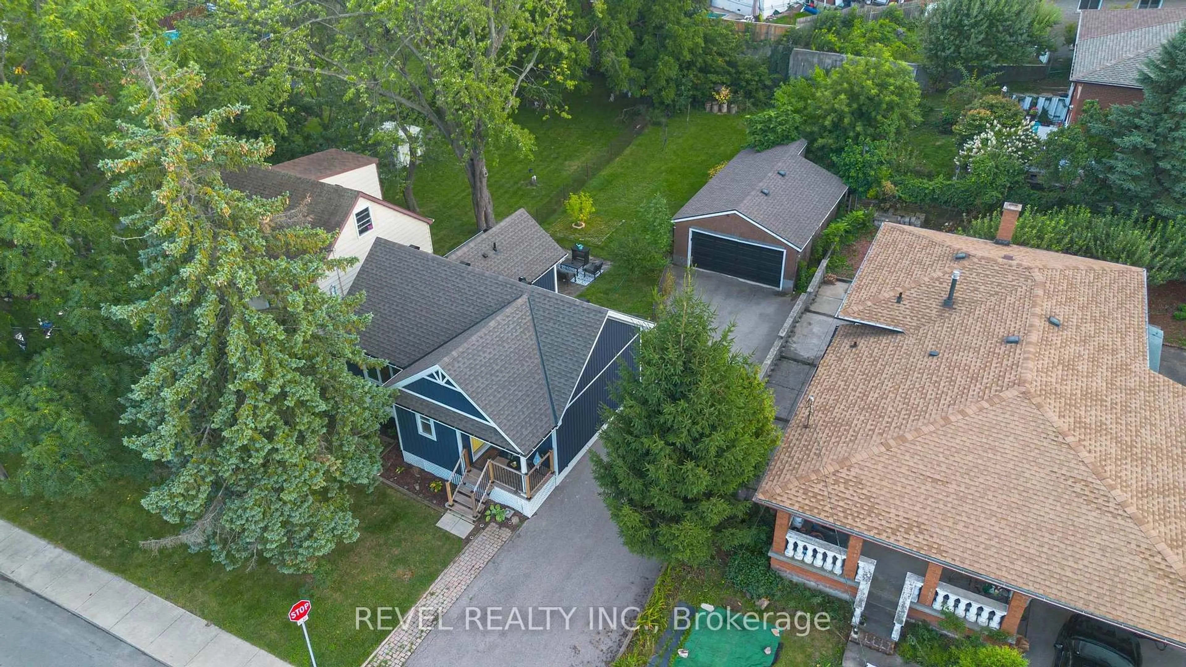 A pic from outside/outdoor area/front of a property/back of a property/a pic from drone, street for 27 Aldridge St, Hamilton Ontario L9C 2S9