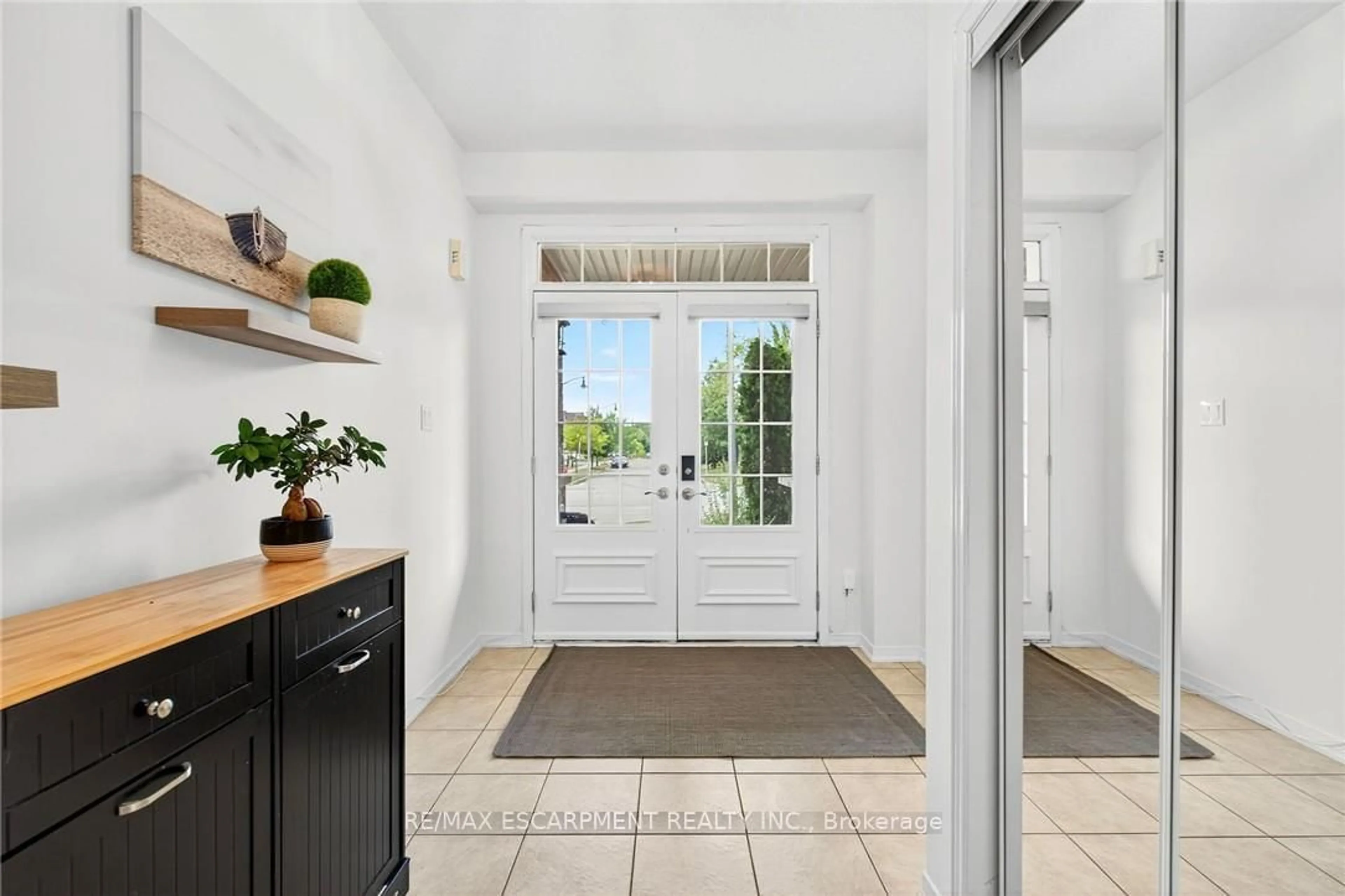 Indoor entryway for 161 Nisbet Blvd, Hamilton Ontario L8B 0S8