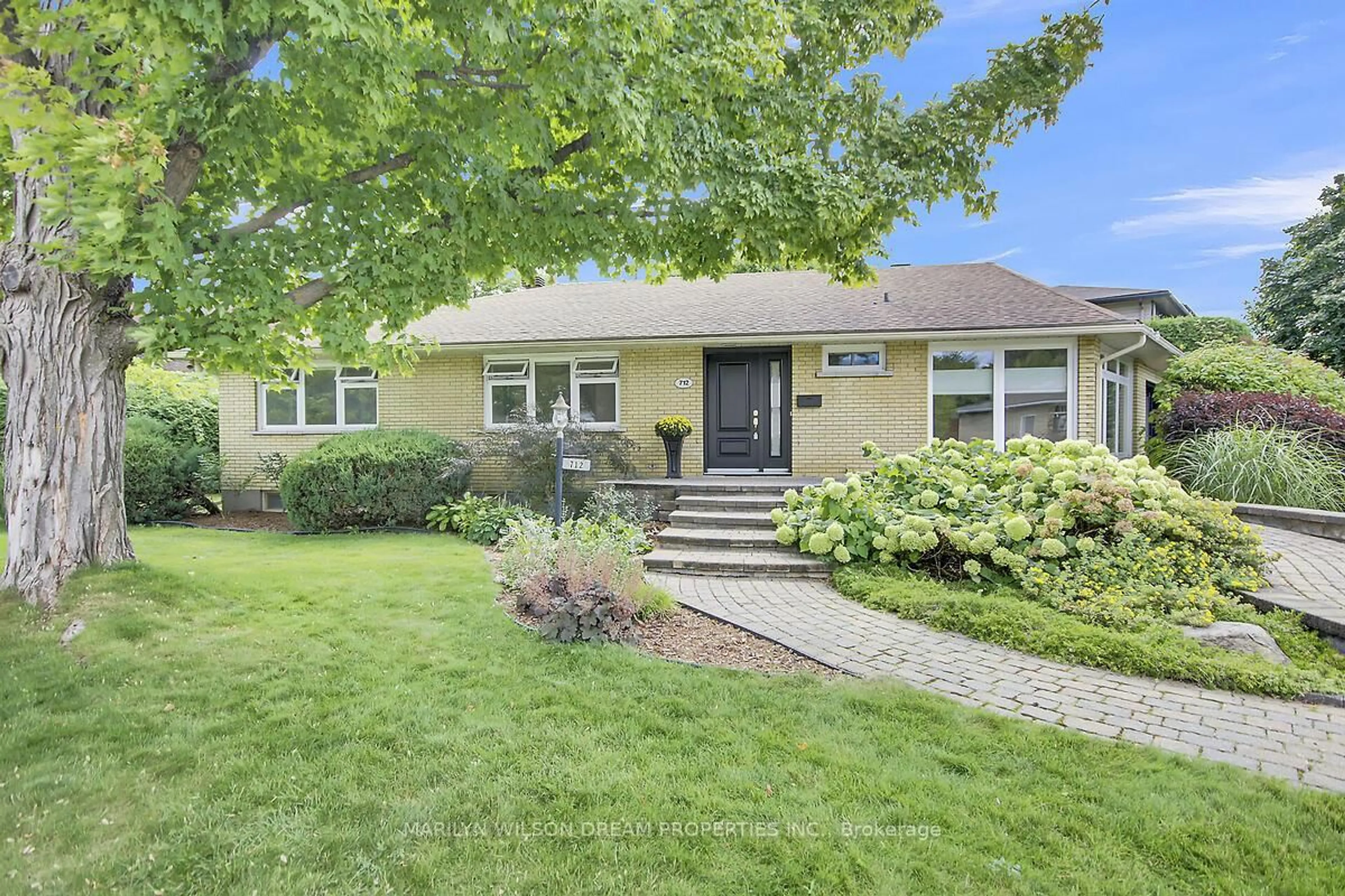 Home with vinyl exterior material, street for 712 Golden Ave, Ottawa Ontario K2A 2G4