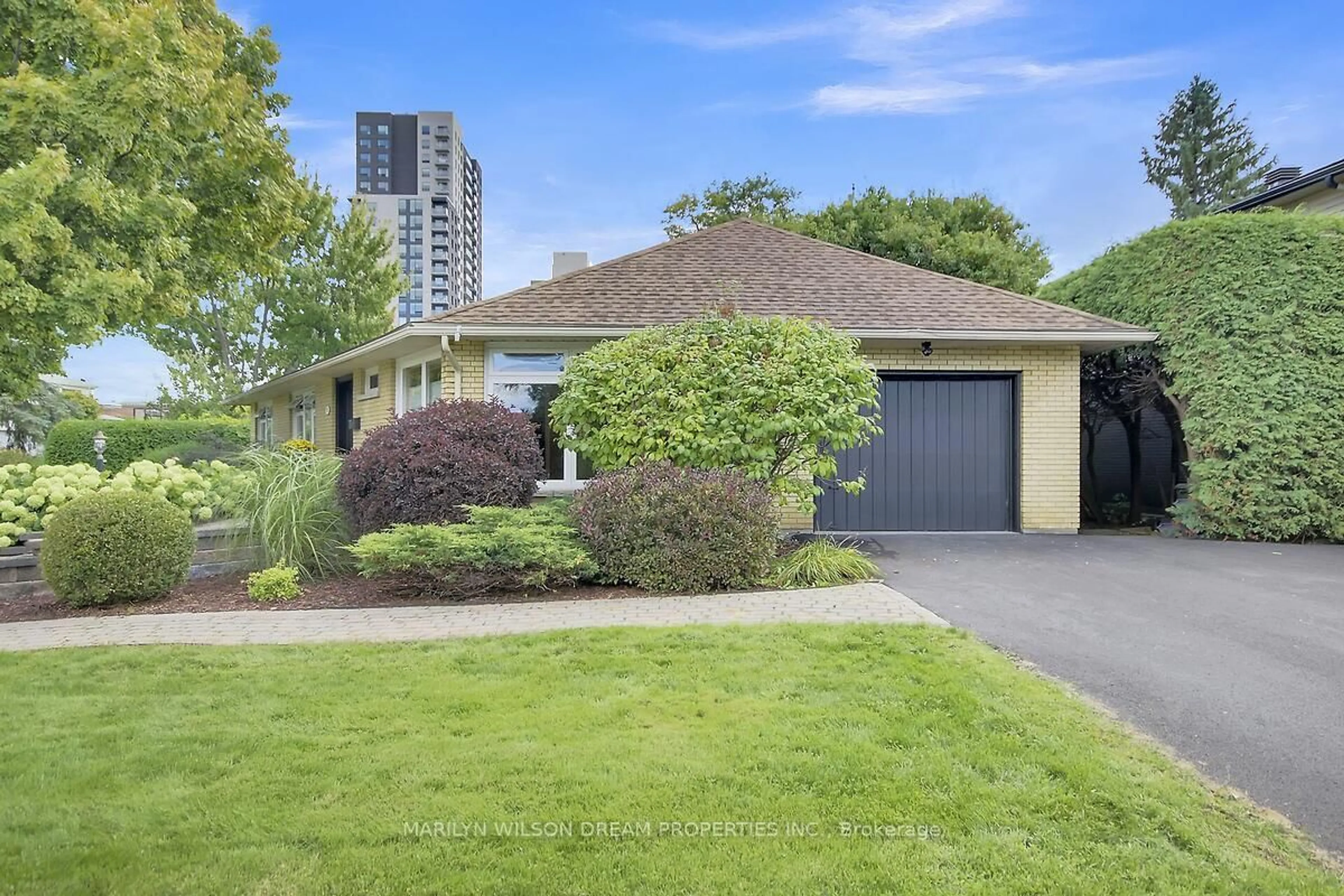 Unknown for 712 Golden Ave, Ottawa Ontario K2A 2G4