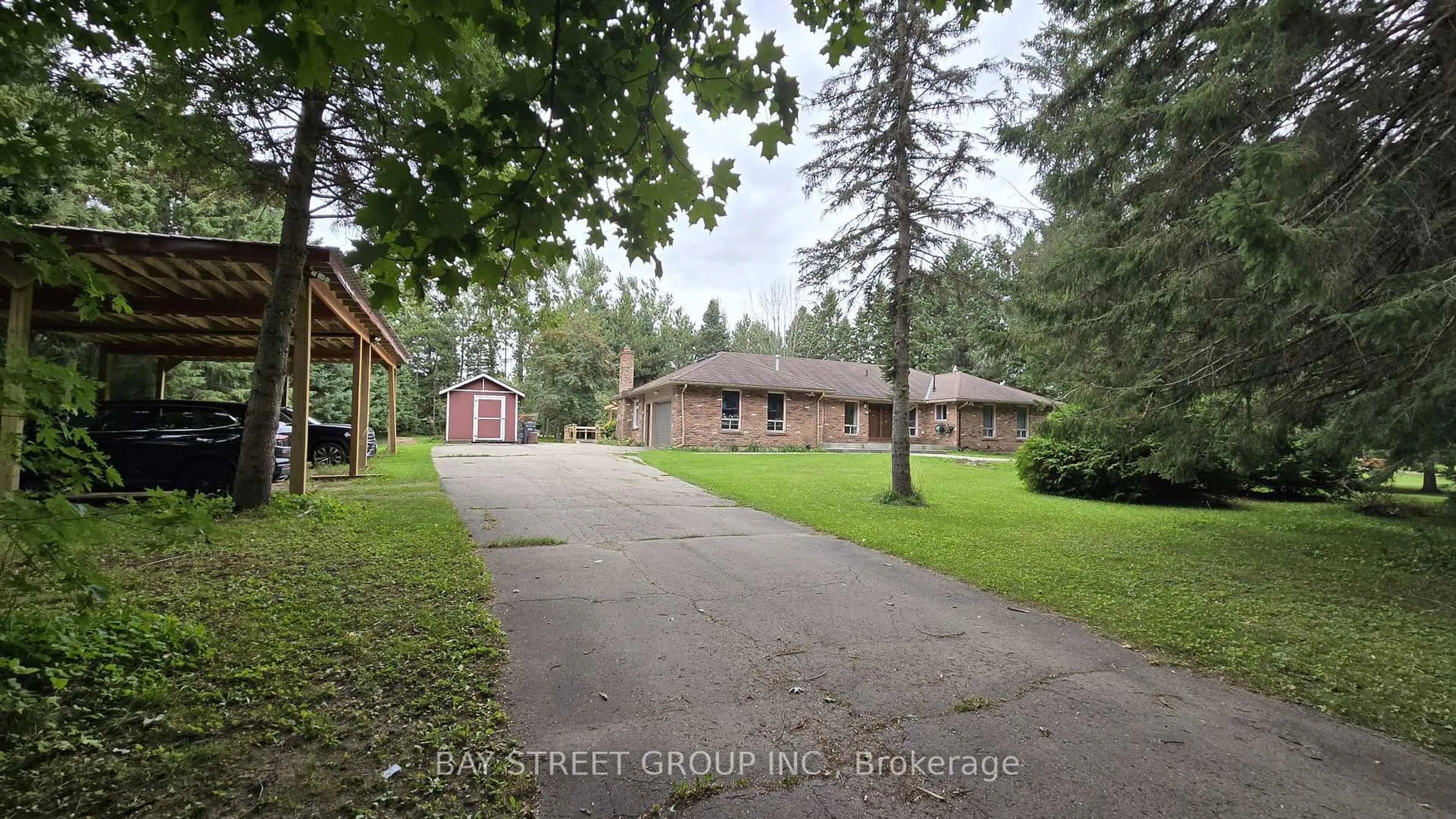 A pic from outside/outdoor area/front of a property/back of a property/a pic from drone, street for 49 Maplewood Dr, Amaranth Ontario L9V 3N6