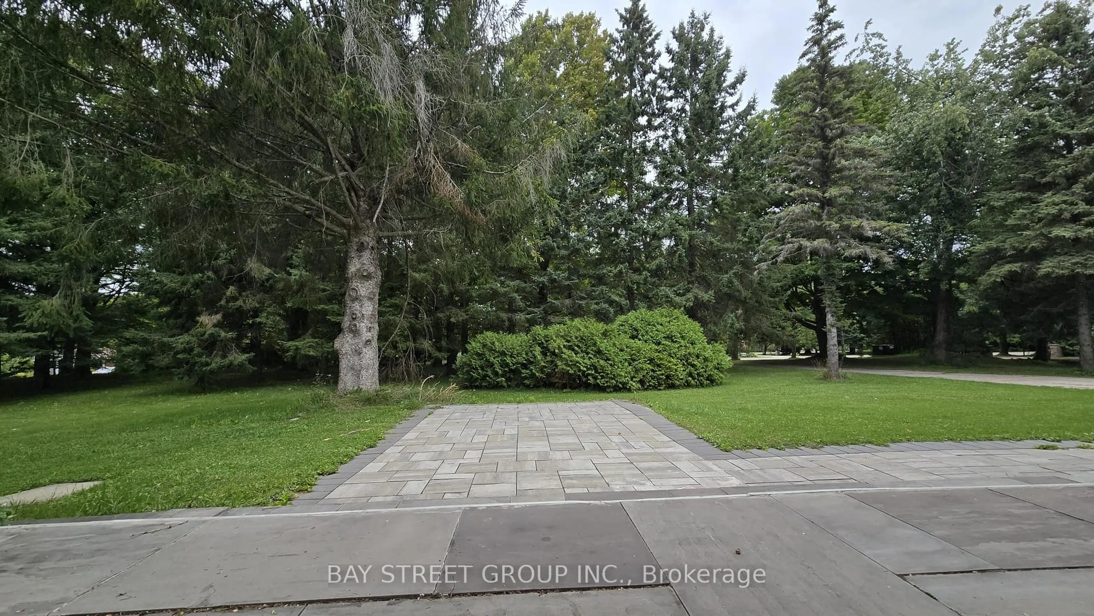 Patio, street for 49 Maplewood Dr, Amaranth Ontario L9V 3N6