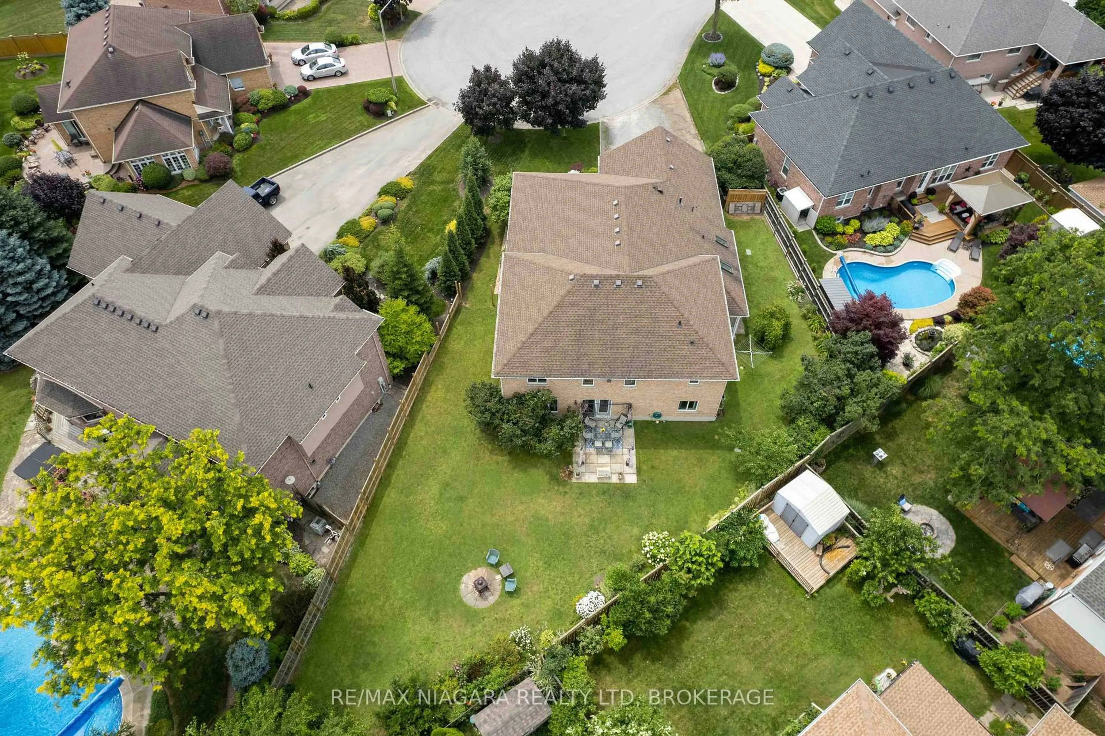 A pic from outside/outdoor area/front of a property/back of a property/a pic from drone, street for 6287 Emma St, Niagara Falls Ontario L2J 4H2