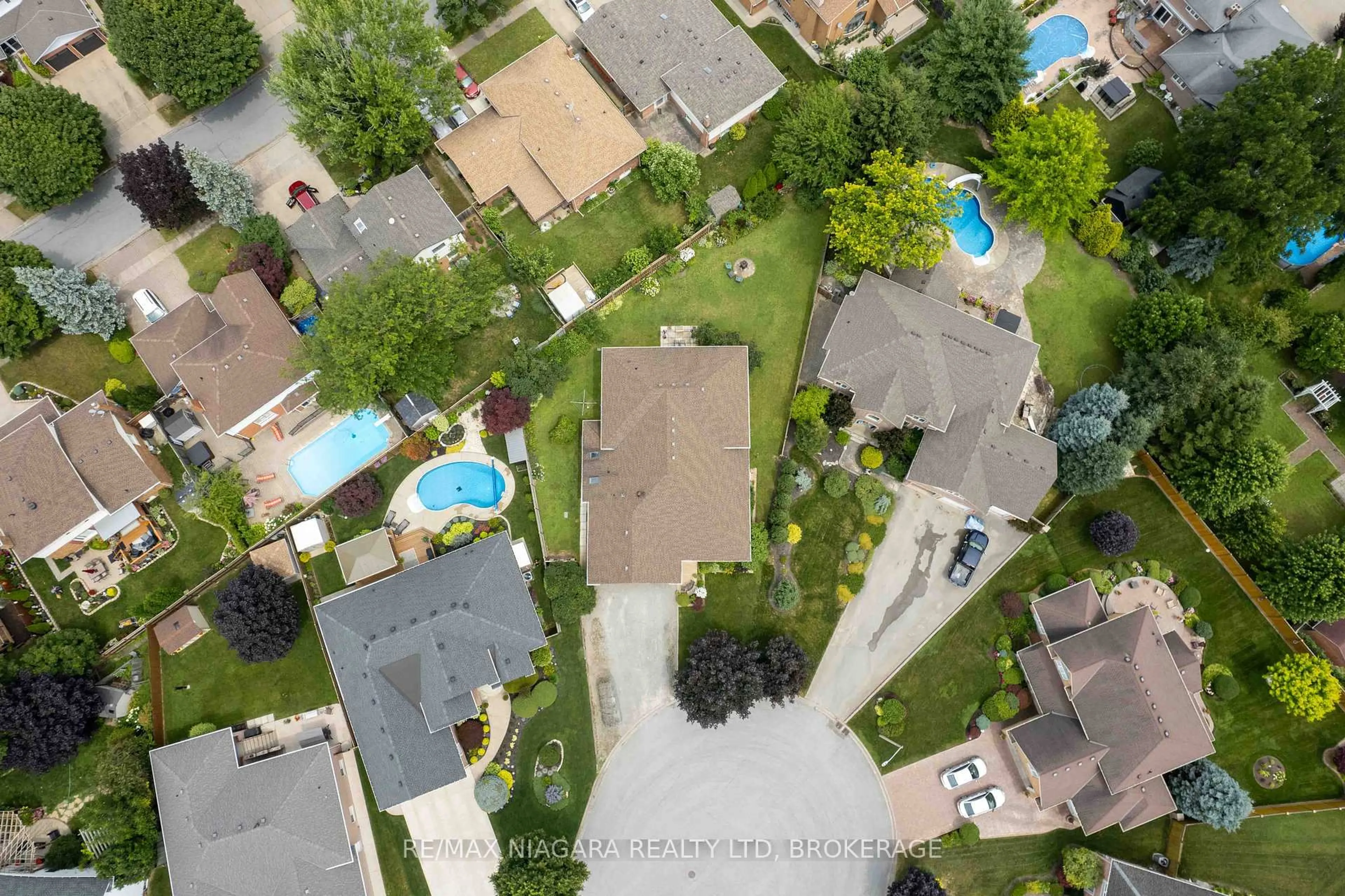 A pic from outside/outdoor area/front of a property/back of a property/a pic from drone, street for 6287 Emma St, Niagara Falls Ontario L2J 4H2