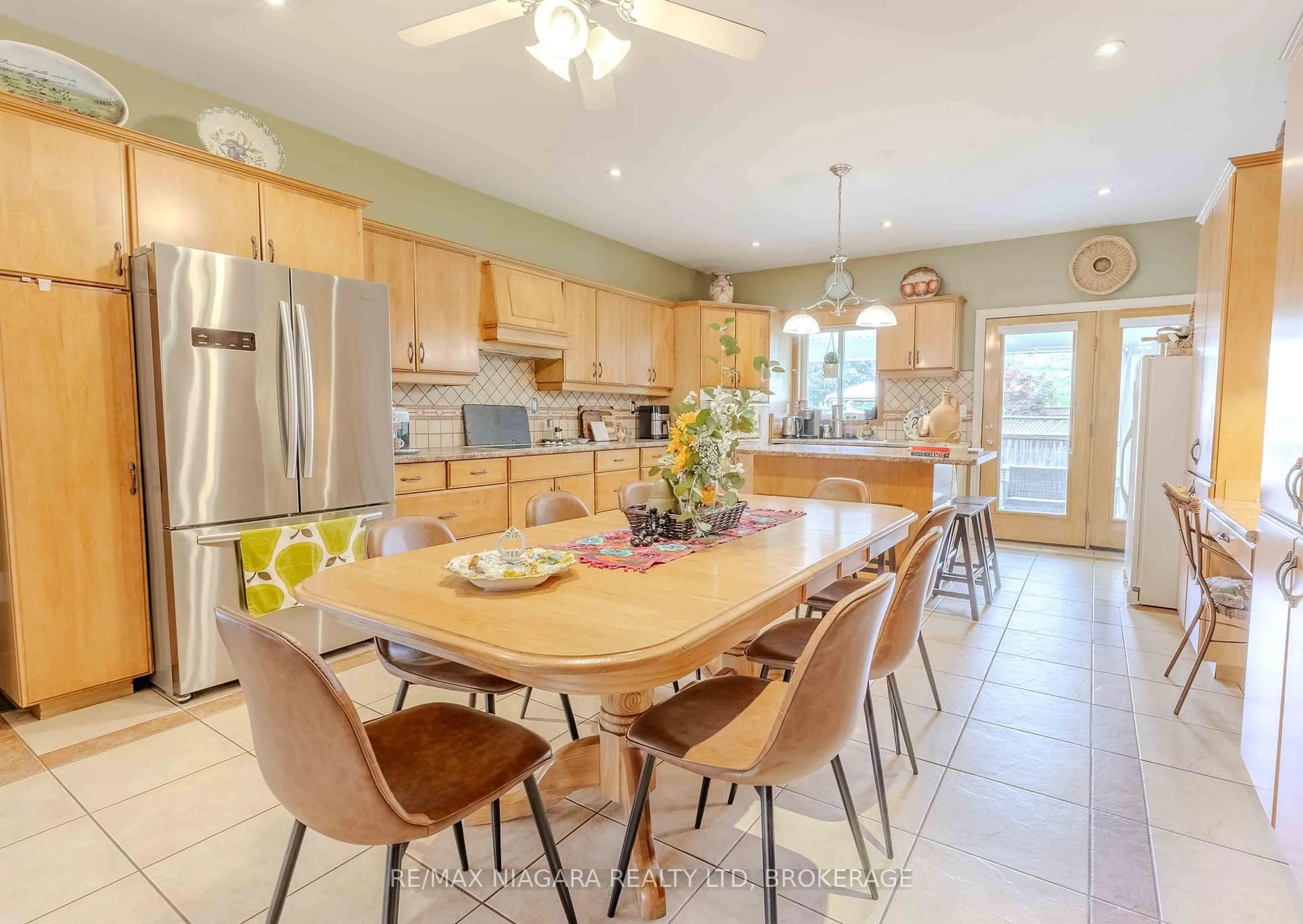 Open concept kitchen, unknown for 6287 Emma St, Niagara Falls Ontario L2J 4H2