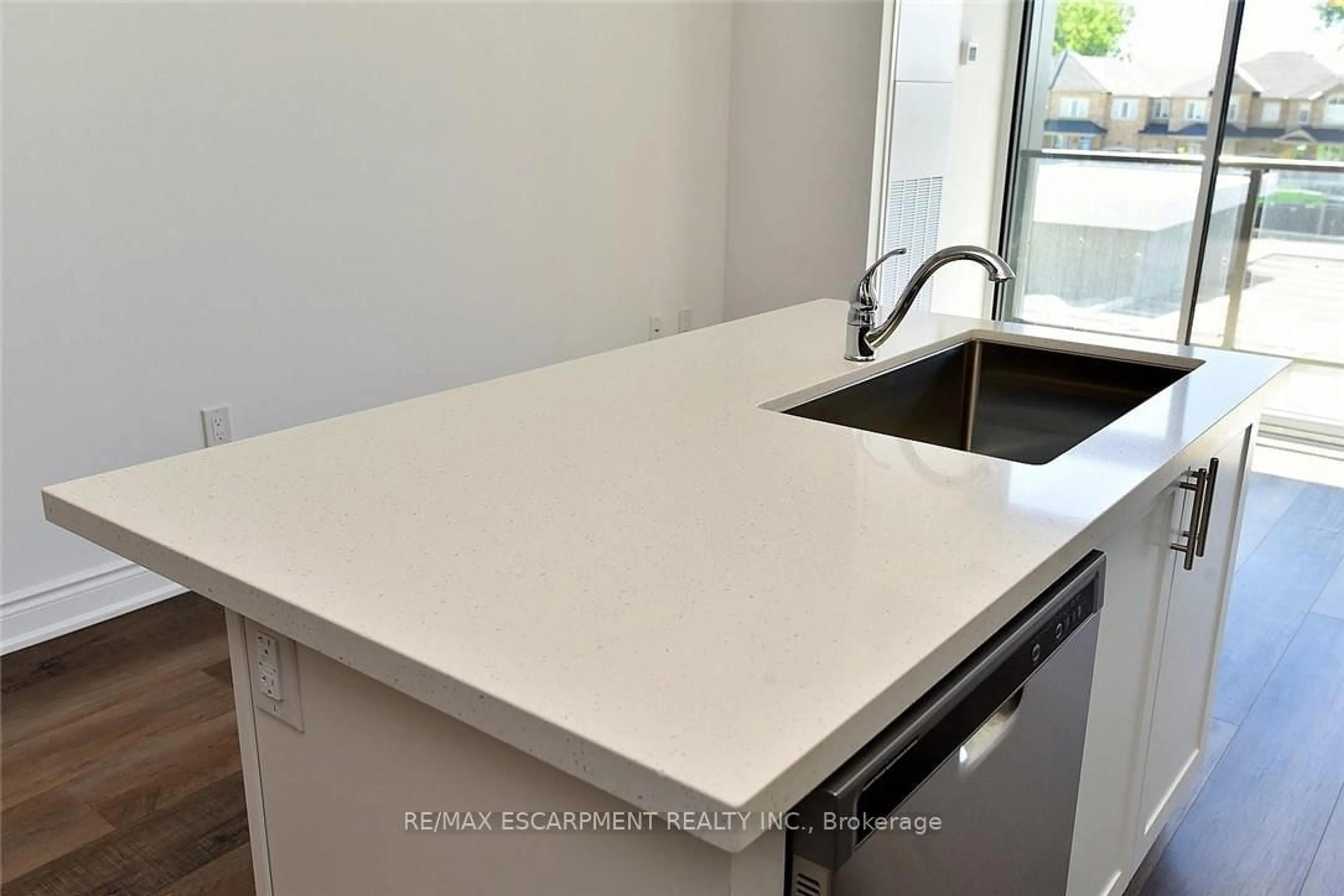 Standard kitchen, unknown for 450 DUNDAS St #612, Hamilton Ontario L0R 2H4