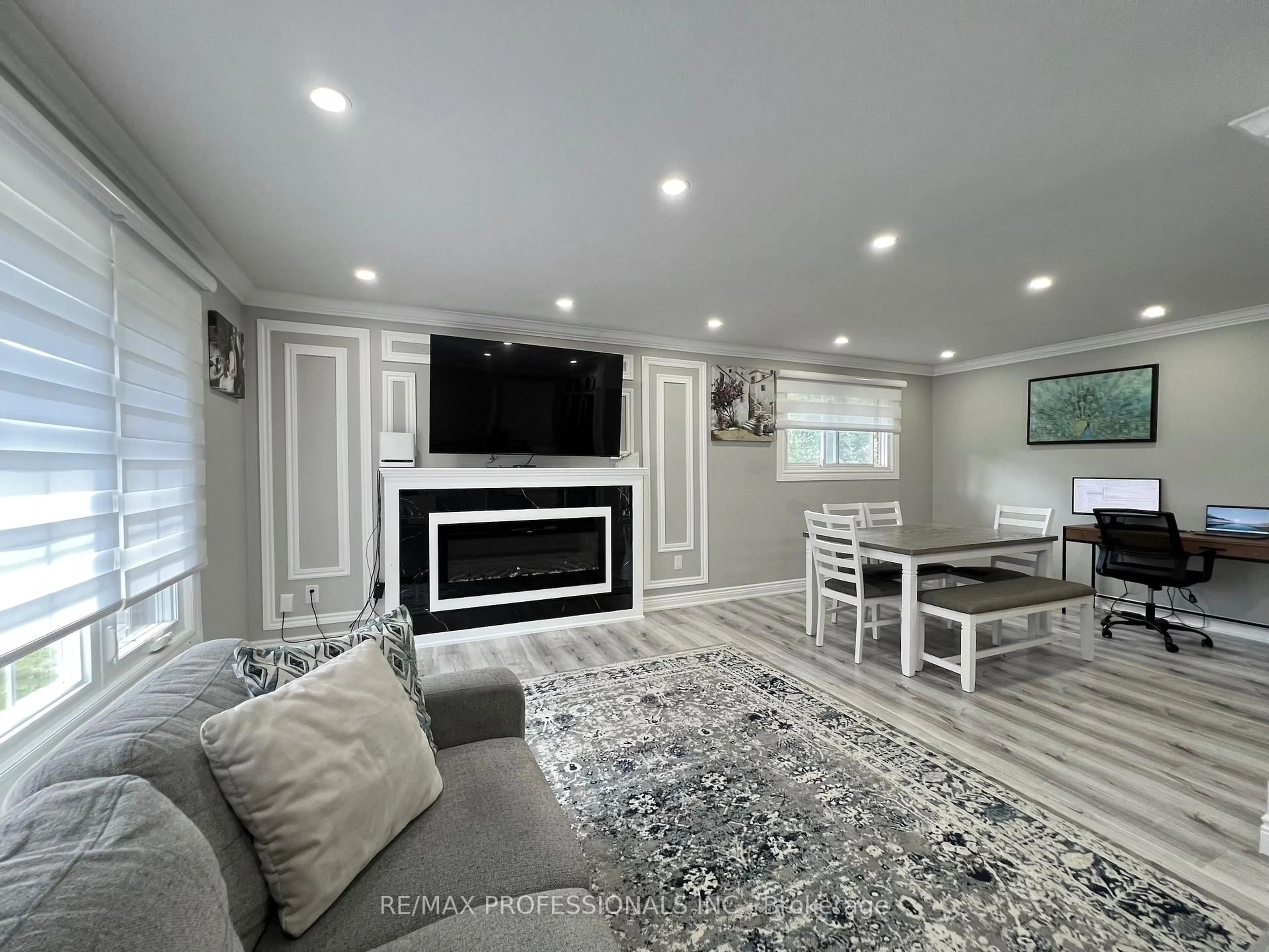 Living room with furniture, unknown for 27 Riverdale Dr, Hamilton Ontario L8E 1K2