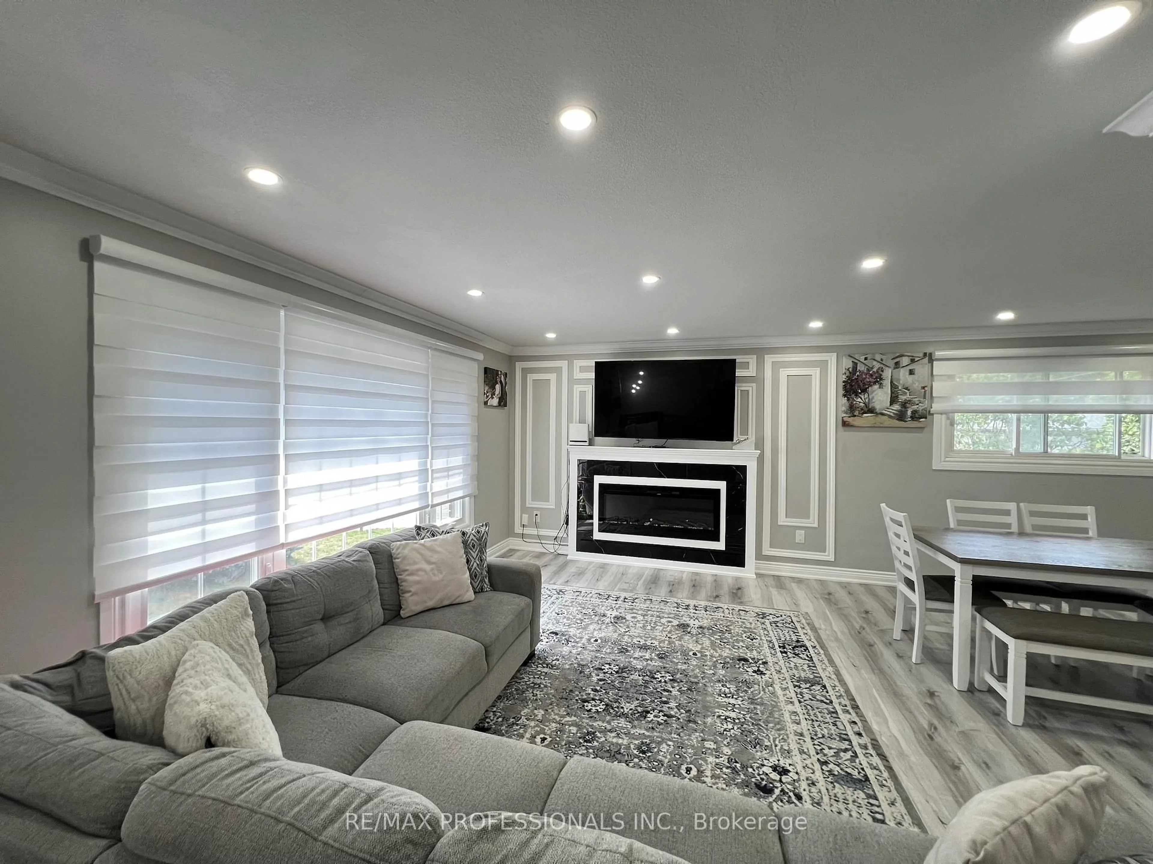 Living room with furniture, unknown for 27 Riverdale Dr, Hamilton Ontario L8E 1K2