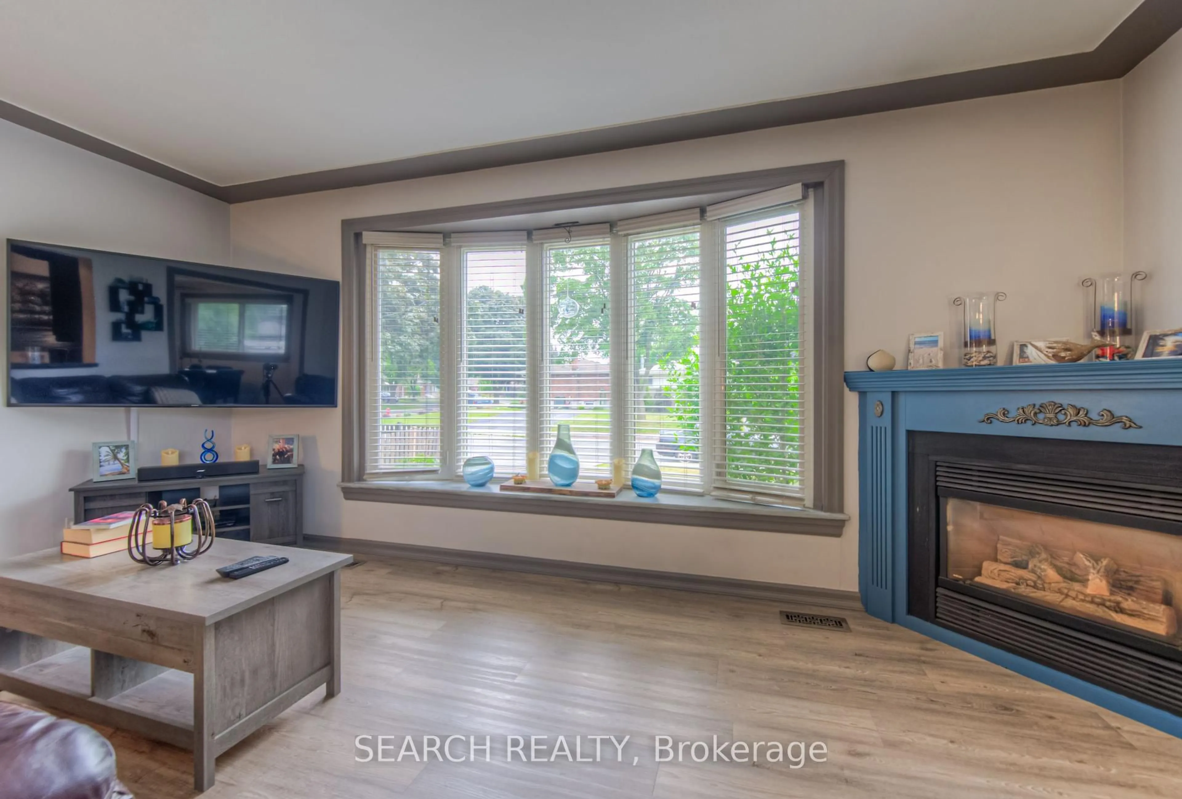 Living room with furniture, unknown for 3 Kenwood Cres, Hamilton Ontario L8T 1W3