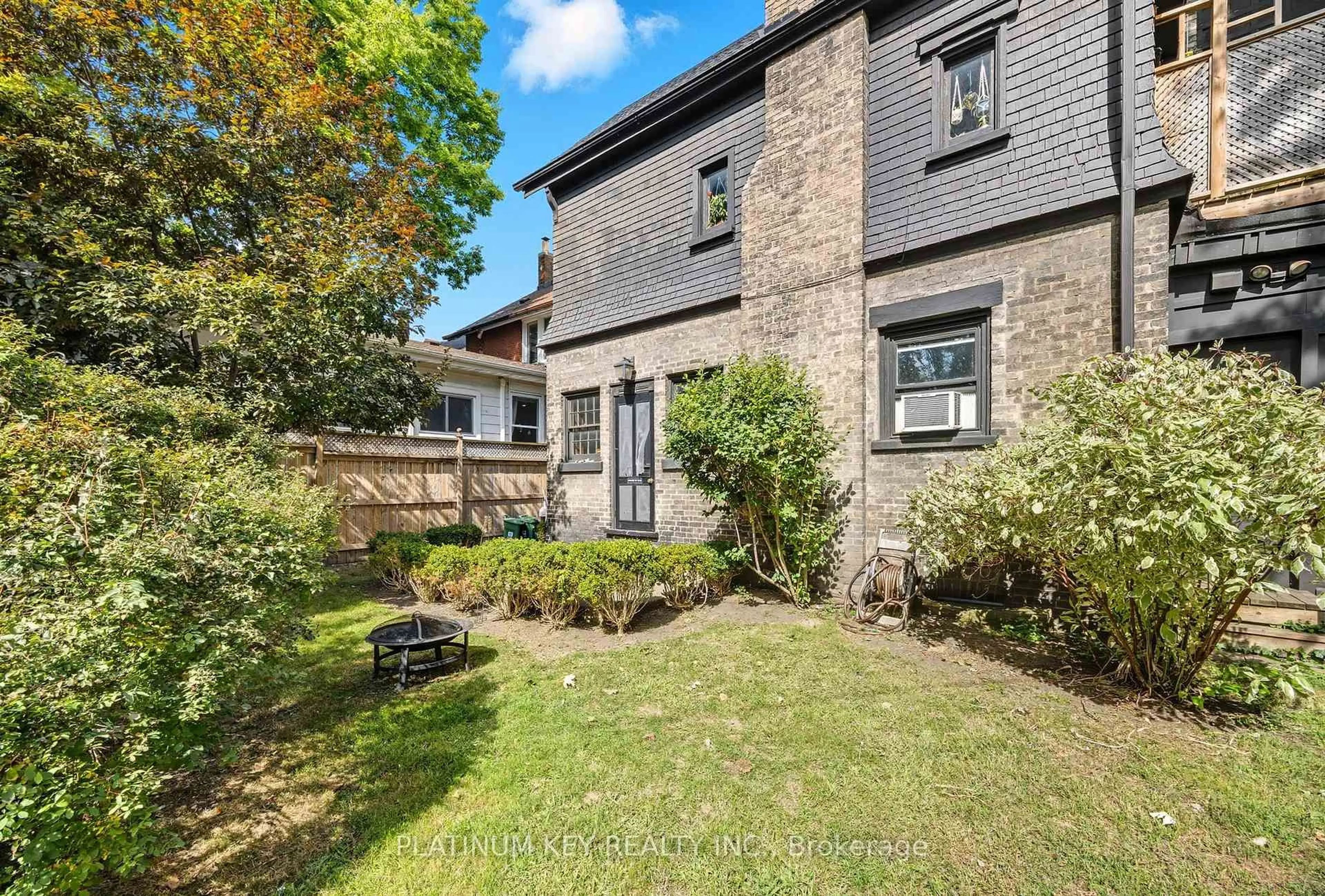 A pic from outside/outdoor area/front of a property/back of a property/a pic from drone, street for 603 Queens Ave, London East Ontario N6B 1Y9
