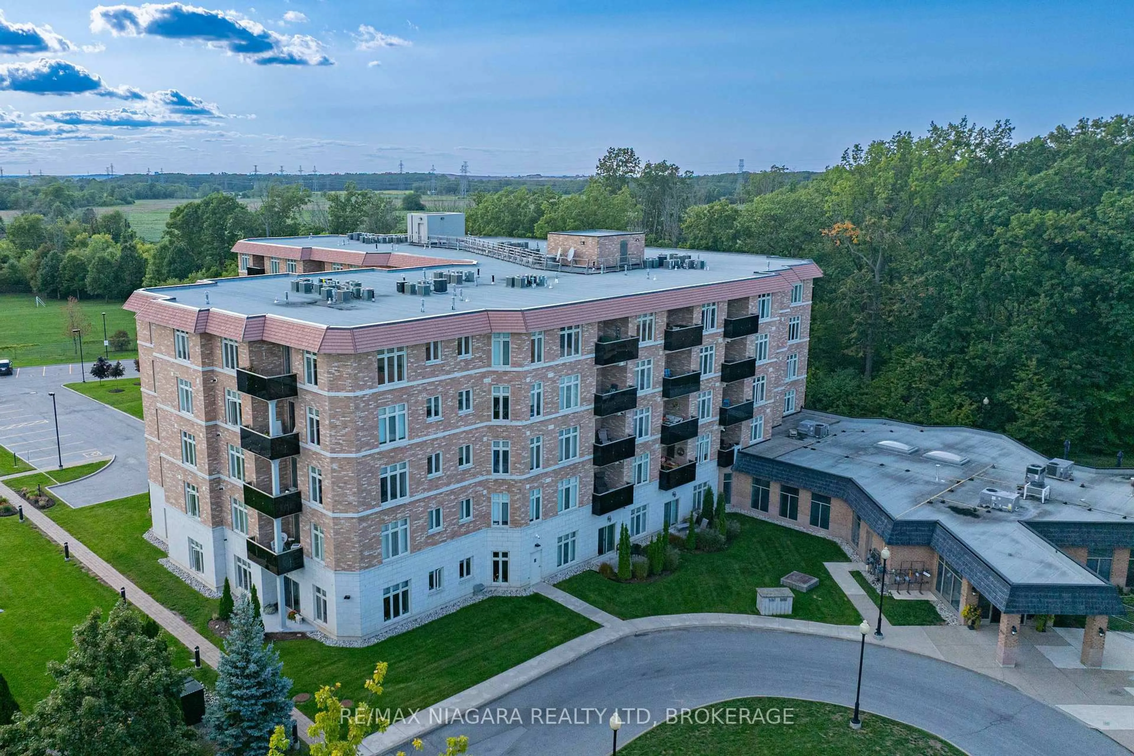 A pic from outside/outdoor area/front of a property/back of a property/a pic from drone, unknown for 8111 FOREST GLEN Dr #127, Niagara Falls Ontario L2H 2Y7