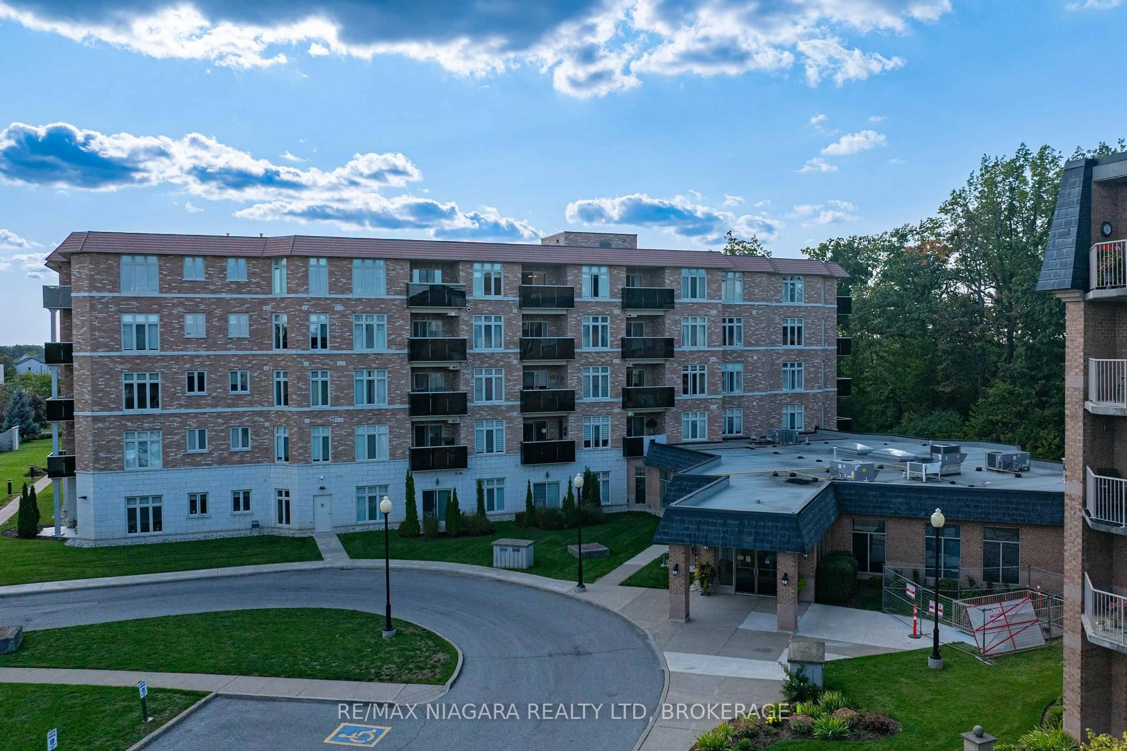 A pic from outside/outdoor area/front of a property/back of a property/a pic from drone, unknown for 8111 FOREST GLEN Dr #127, Niagara Falls Ontario L2H 2Y7