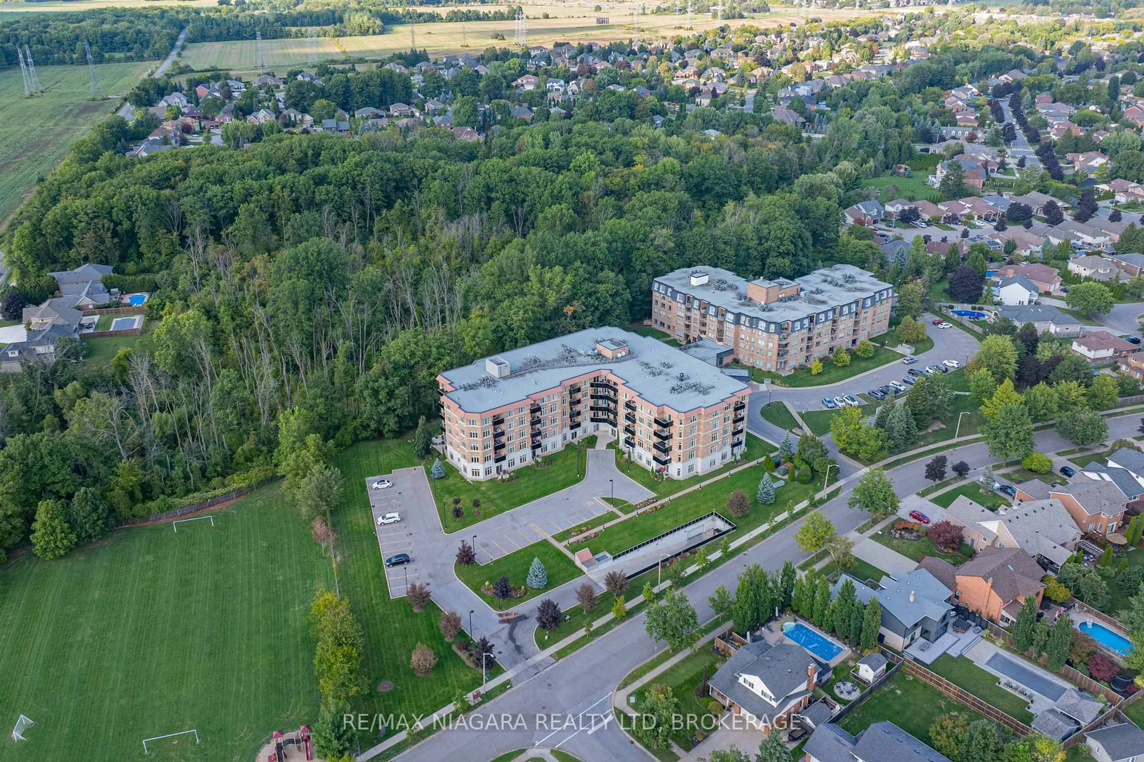 A pic from outside/outdoor area/front of a property/back of a property/a pic from drone, unknown for 8111 FOREST GLEN Dr #127, Niagara Falls Ontario L2H 2Y7