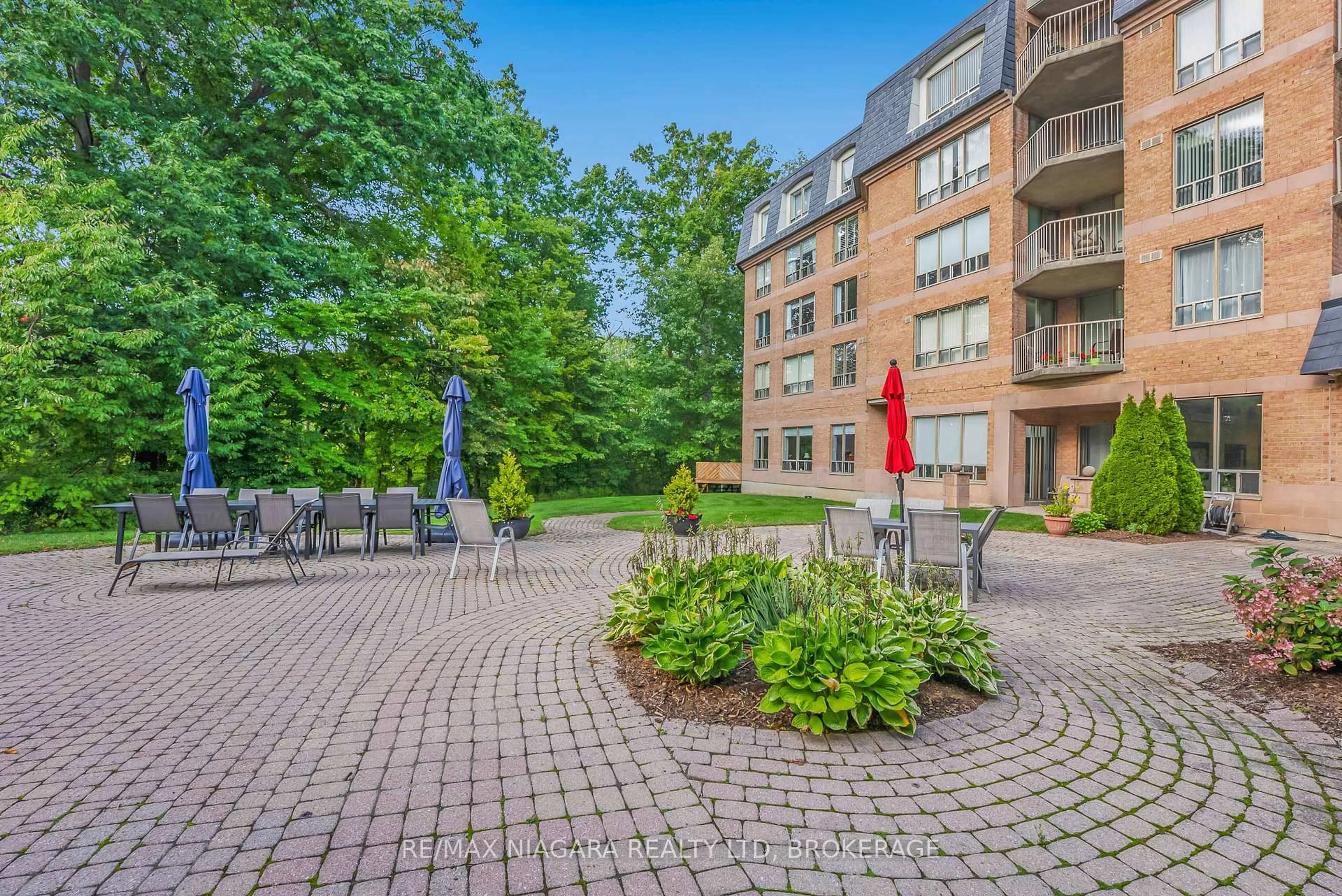 Patio, street for 8111 FOREST GLEN Dr #127, Niagara Falls Ontario L2H 2Y7
