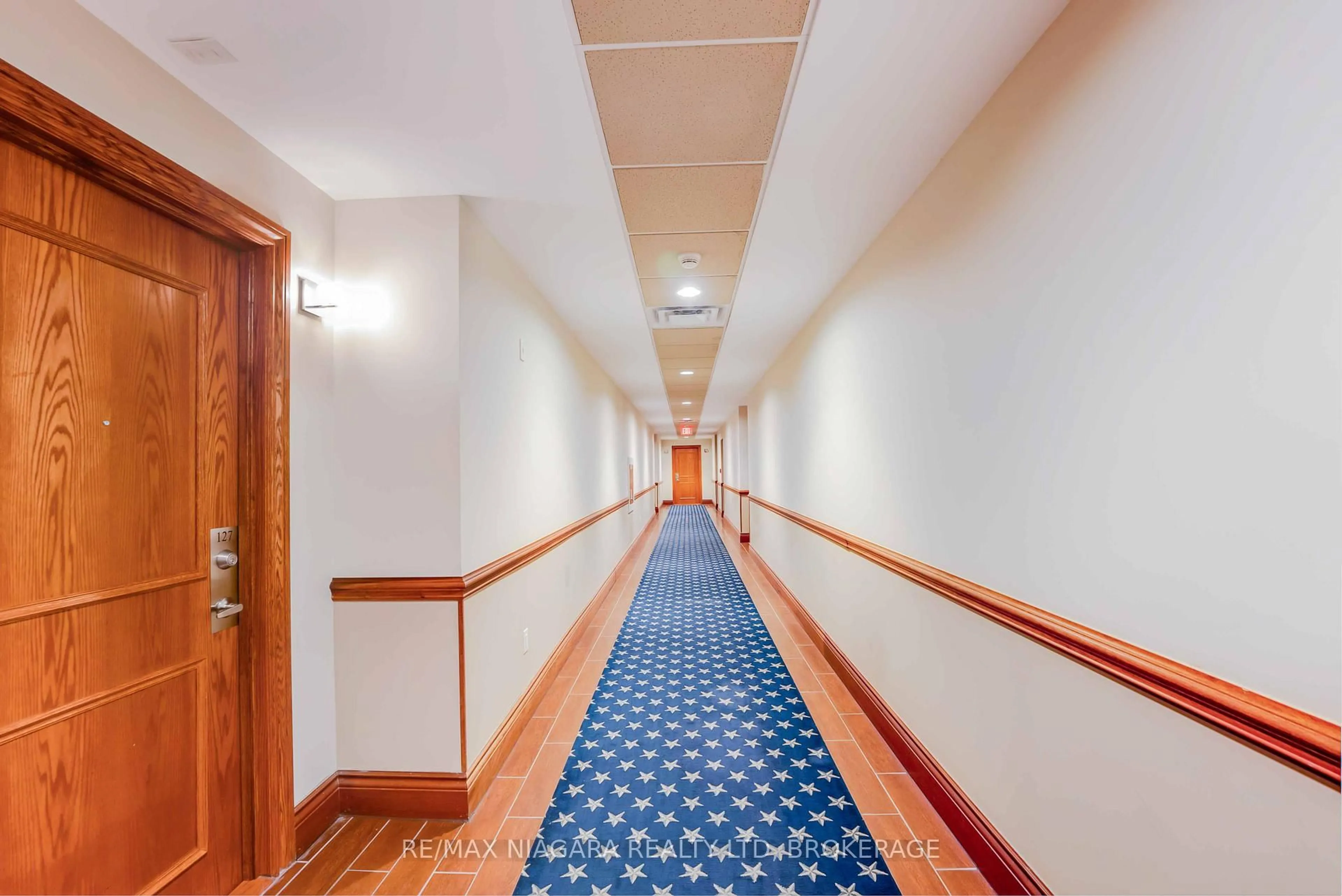 Indoor foyer for 8111 FOREST GLEN Dr #127, Niagara Falls Ontario L2H 2Y7