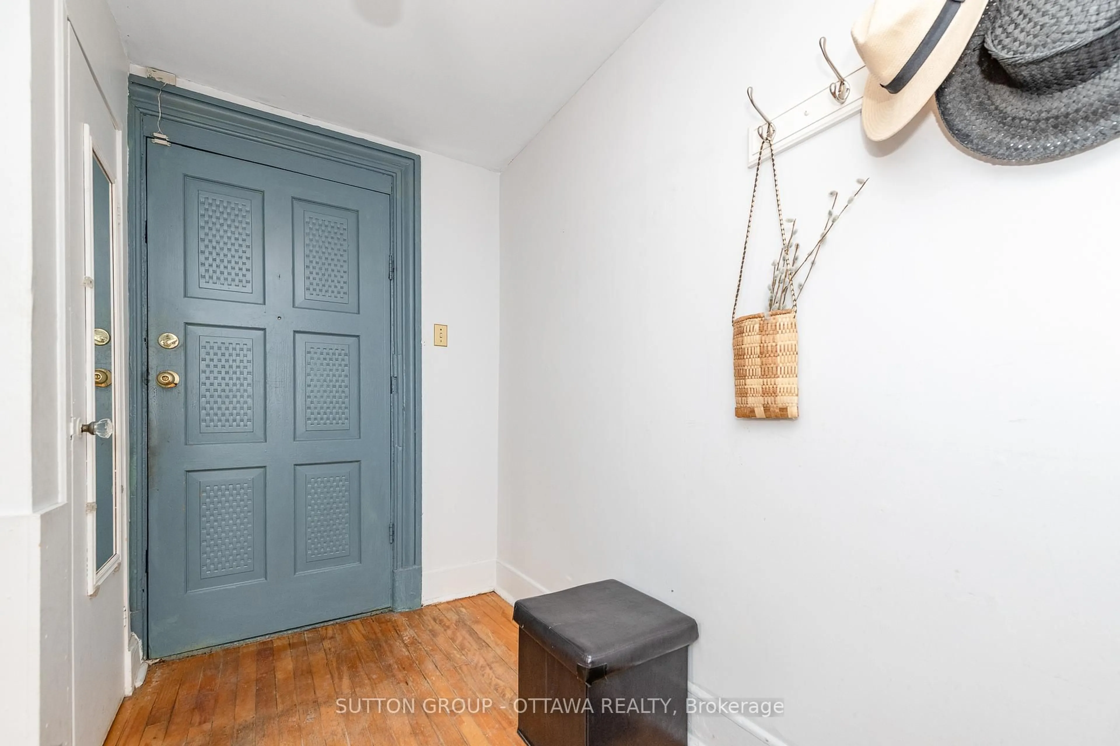 Indoor entryway for 186 Mcgillivray St, Ottawa Ontario K1S 1K8
