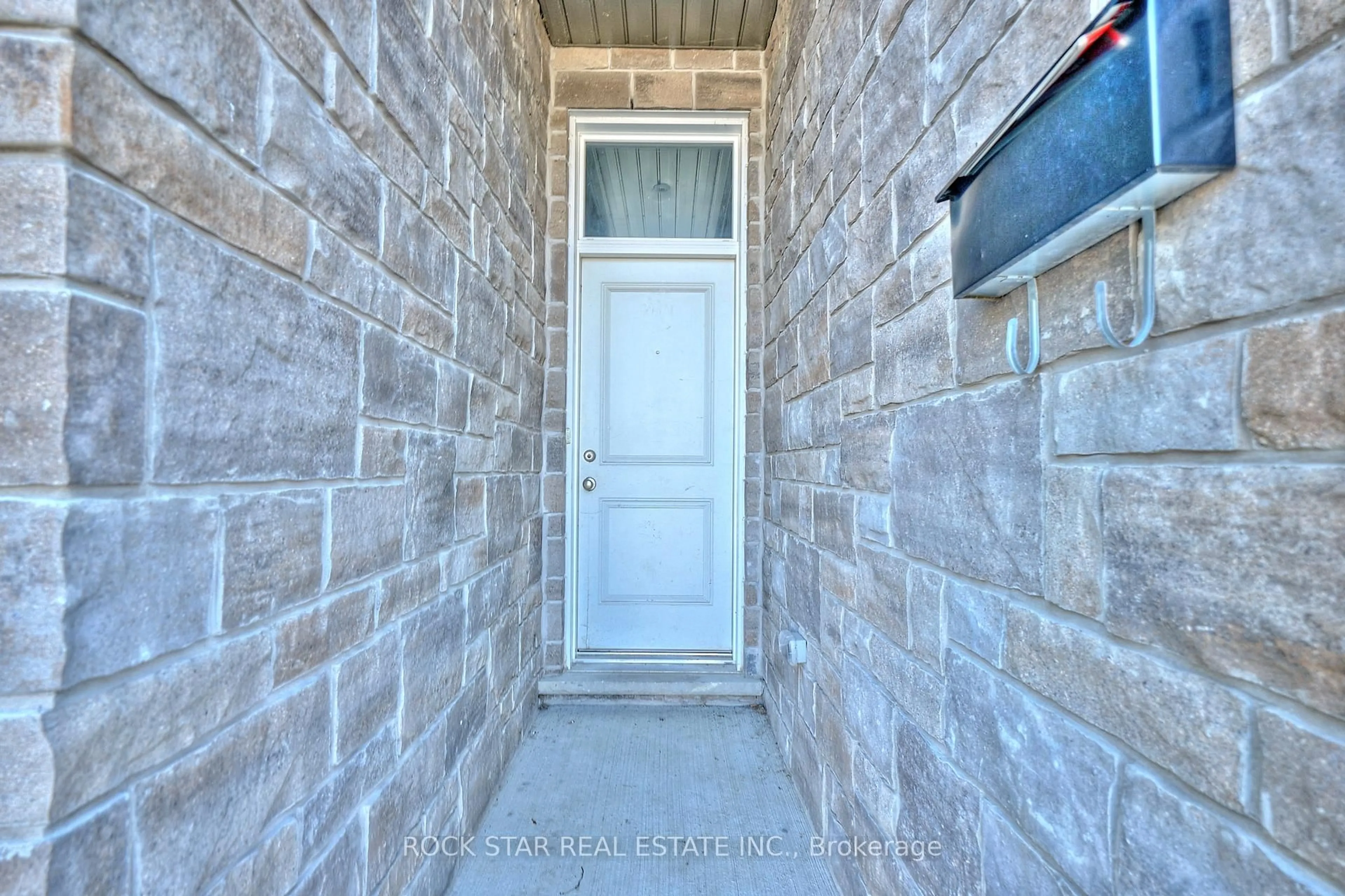 Indoor entryway for 66B Battle St, Thorold Ontario L2V 3W7