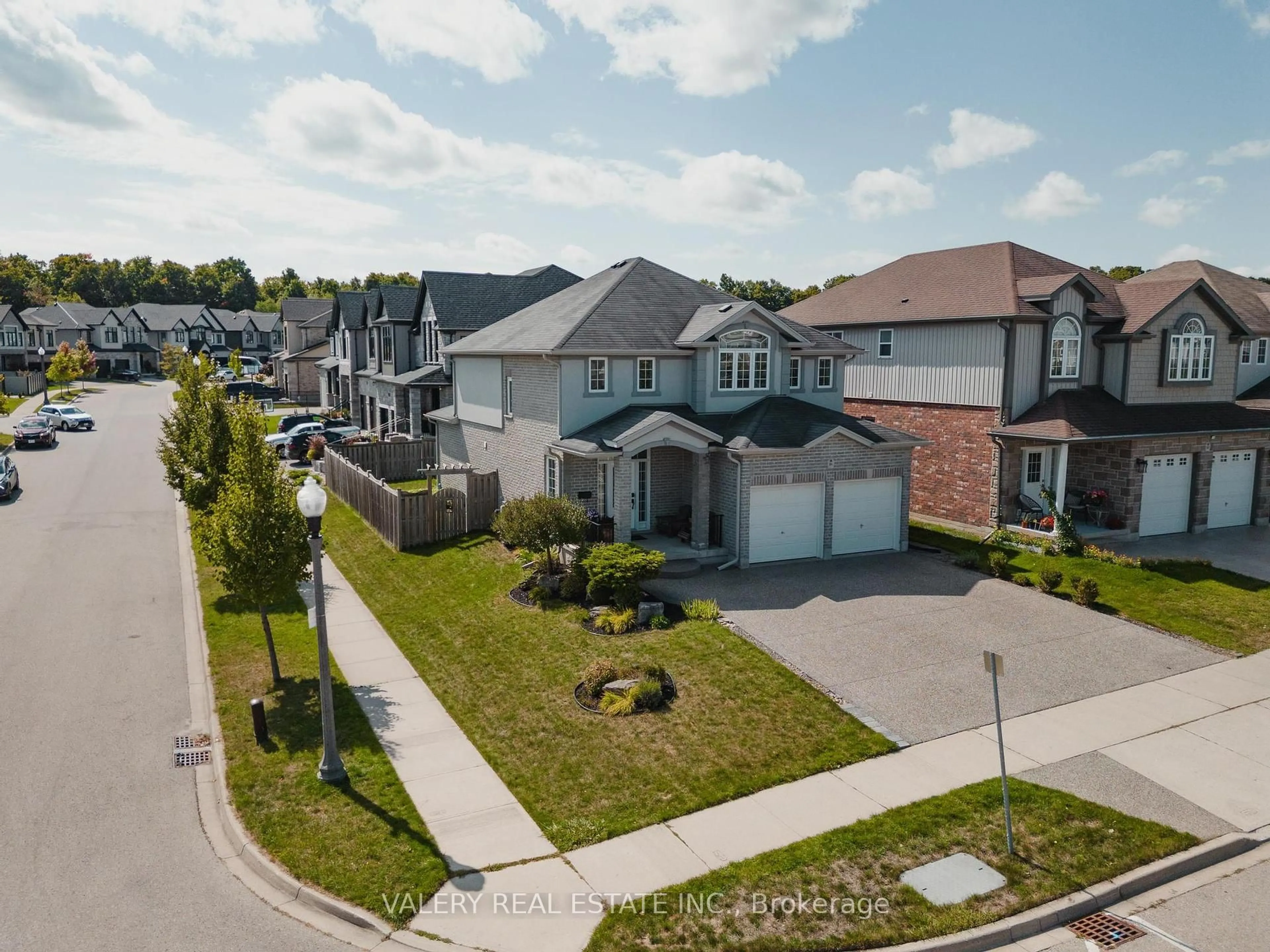 A pic from outside/outdoor area/front of a property/back of a property/a pic from drone, street for 291 Zeller Dr, Kitchener Ontario N2A 0B2
