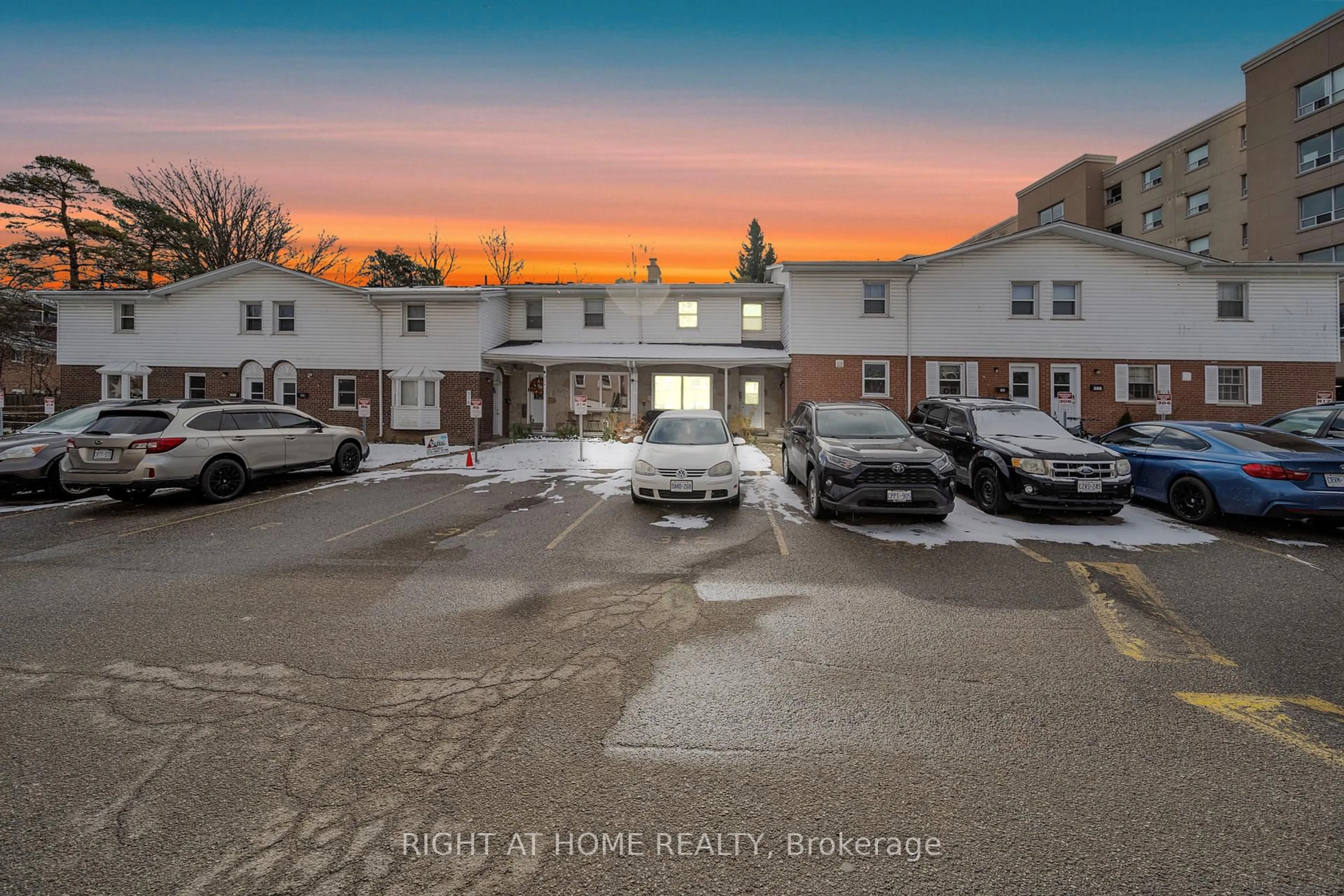 A pic from outside/outdoor area/front of a property/back of a property/a pic from drone, street for 312 Westcourt Pl, Waterloo Ontario N2L 2R7